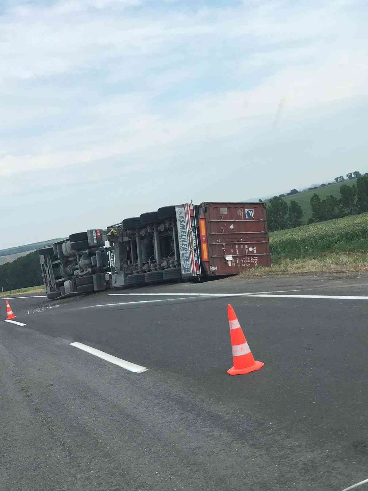 Tekirdağ’ın Muratlı ilçesinde virajı alamayan ağır tonajlı tırın devrilmesi sonucu meydana gelen trafik kazasında sürücü hastanelik oldu. Olay ...