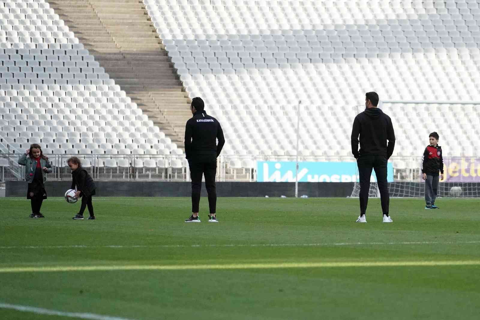 Göztepe’yi 3-1 mağlup eden Karagümrük’te Volkan Demirel, maçın ardından kızlarıyla birlikte sahaya çıktı ve galibiyeti kutladı. Süper Lig’in 36 ...