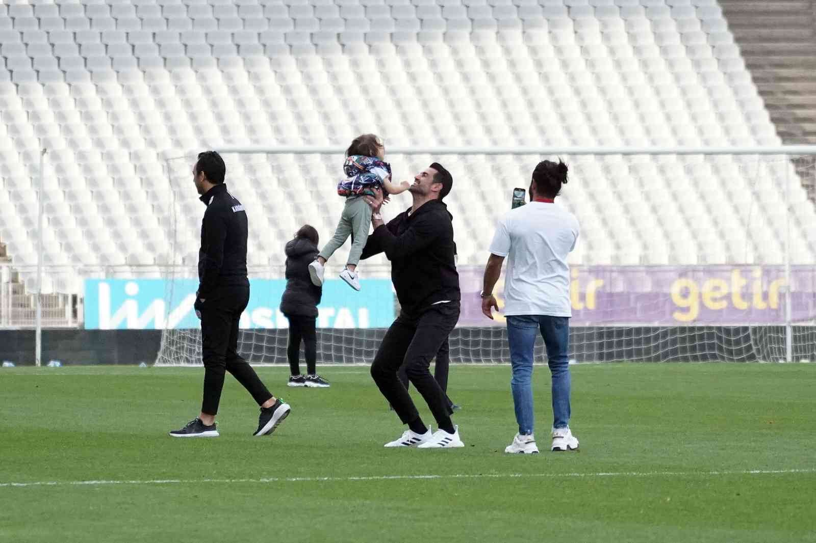 Göztepe’yi 3-1 mağlup eden Karagümrük’te Volkan Demirel, maçın ardından kızlarıyla birlikte sahaya çıktı ve galibiyeti kutladı. Süper Lig’in 36 ...