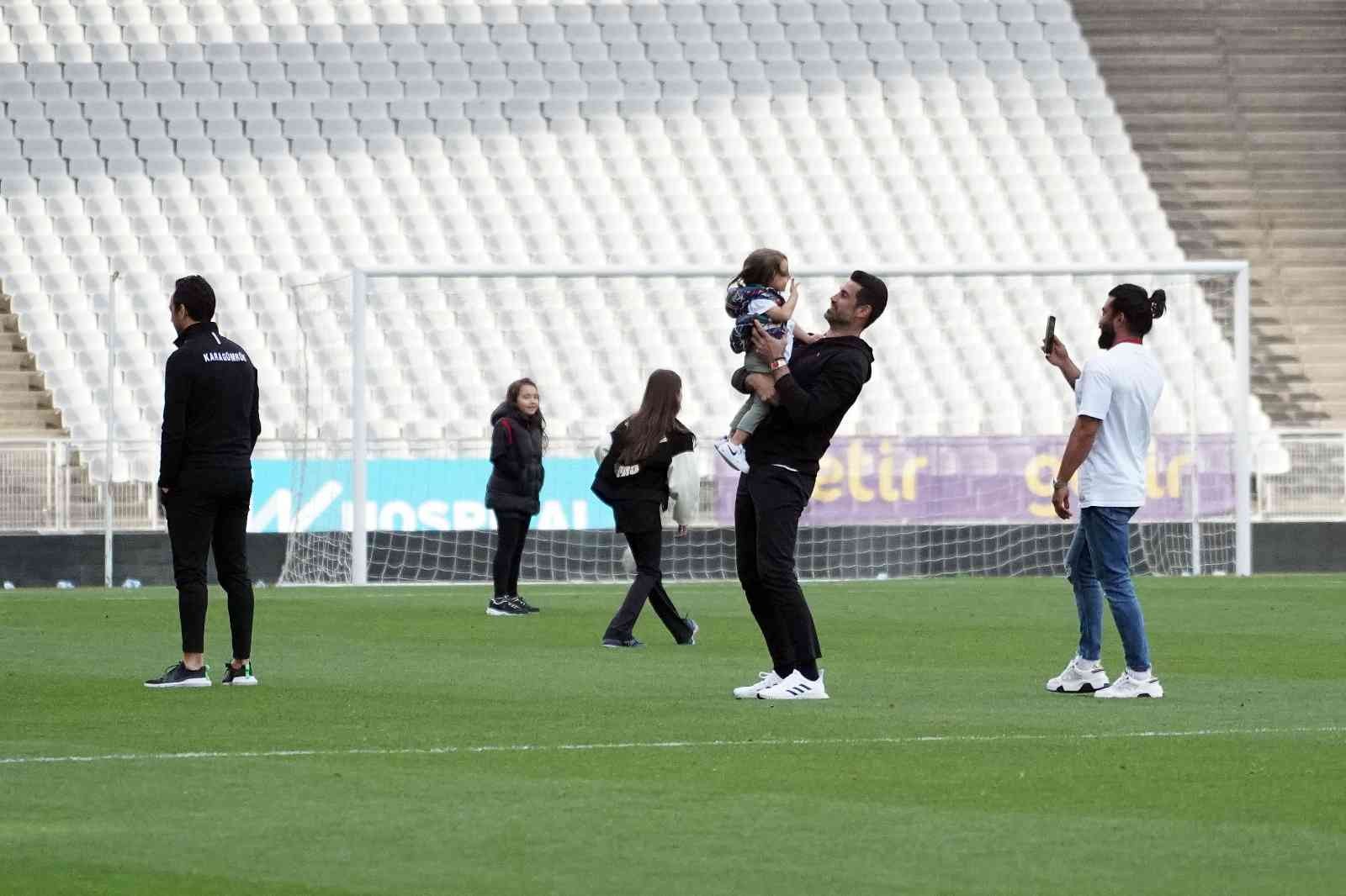 Göztepe’yi 3-1 mağlup eden Karagümrük’te Volkan Demirel, maçın ardından kızlarıyla birlikte sahaya çıktı ve galibiyeti kutladı. Süper Lig’in 36 ...