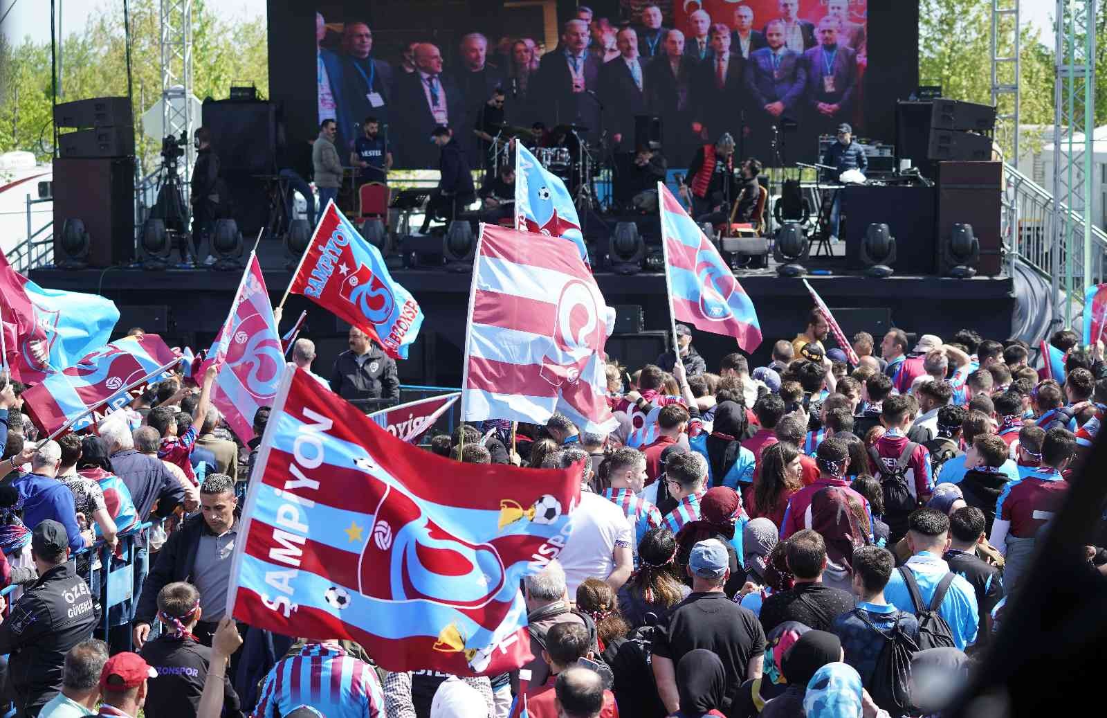 Trabzonspor taraftarları, Yenikapı’da şampiyonluk kutlamalarına başladı. Yoğun güvenlik önlemleri eşliğinde devam eden eğlence tüm coşkusuyla ...