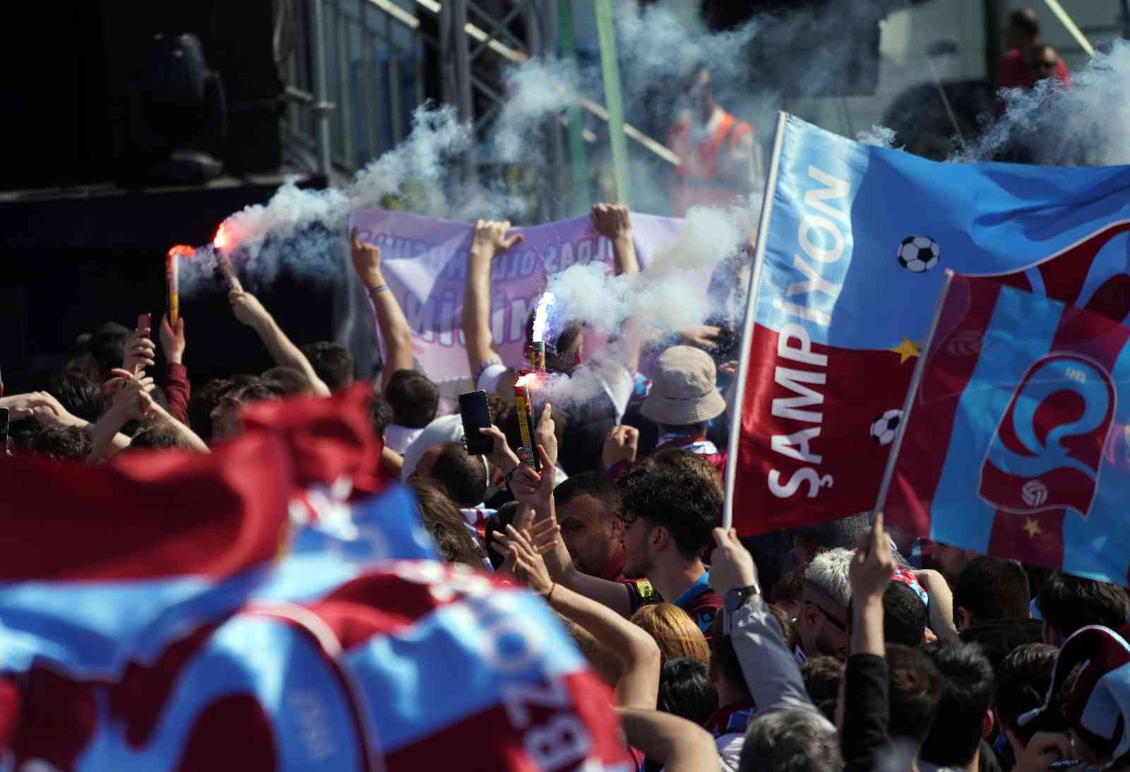 Trabzonspor taraftarları, Yenikapı’da şampiyonluk kutlamalarına başladı. Yoğun güvenlik önlemleri eşliğinde devam eden eğlence tüm coşkusuyla ...