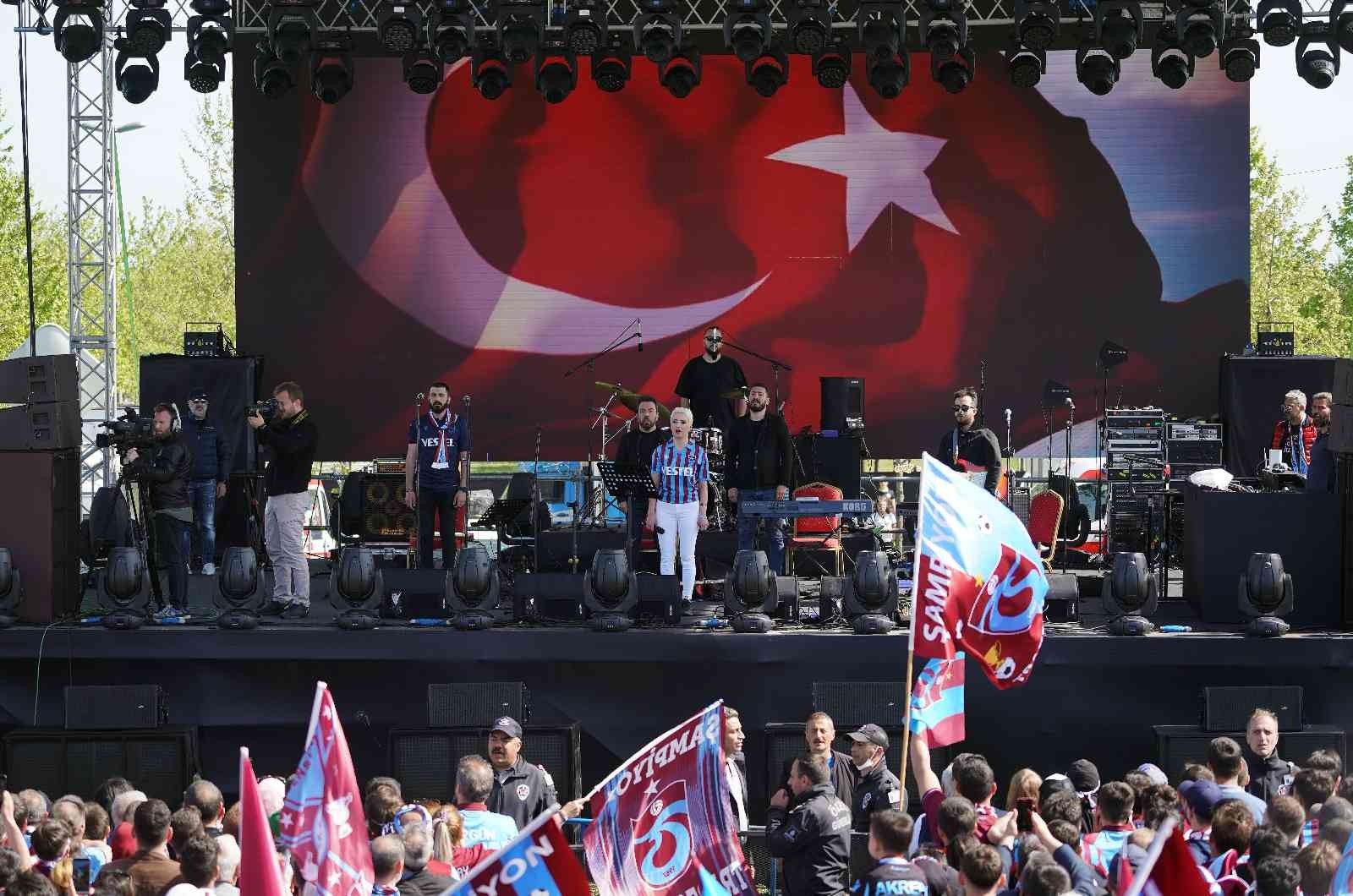 Trabzonspor taraftarları, Yenikapı’da şampiyonluk kutlamalarına başladı. Yoğun güvenlik önlemleri eşliğinde devam eden eğlence tüm coşkusuyla ...