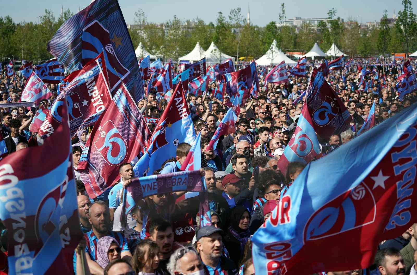 Trabzonspor taraftarları, Yenikapı’da şampiyonluk kutlamalarına başladı. Yoğun güvenlik önlemleri eşliğinde devam eden eğlence tüm coşkusuyla ...