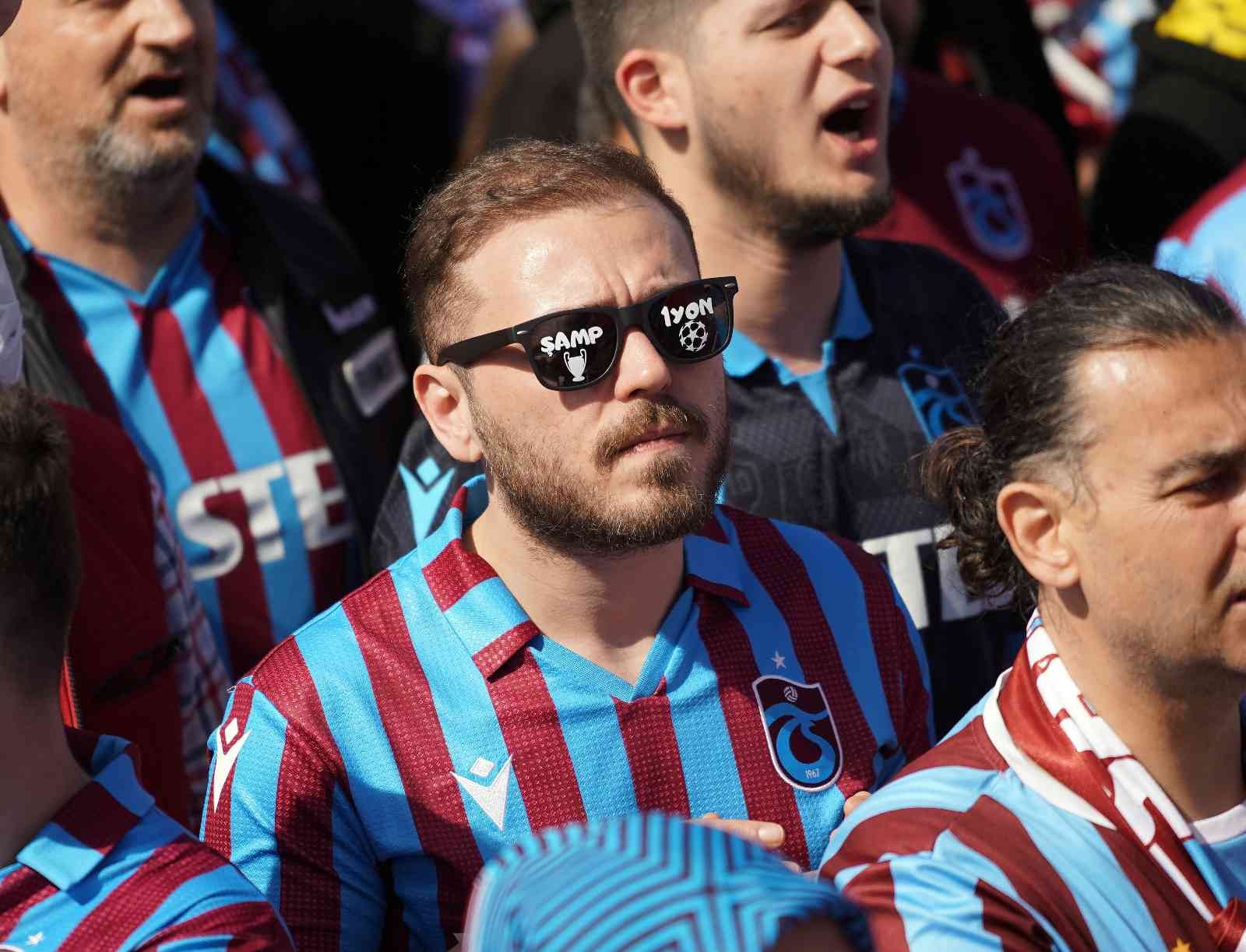 Trabzonspor taraftarları, Yenikapı’da şampiyonluk kutlamalarına başladı. Yoğun güvenlik önlemleri eşliğinde devam eden eğlence tüm coşkusuyla ...