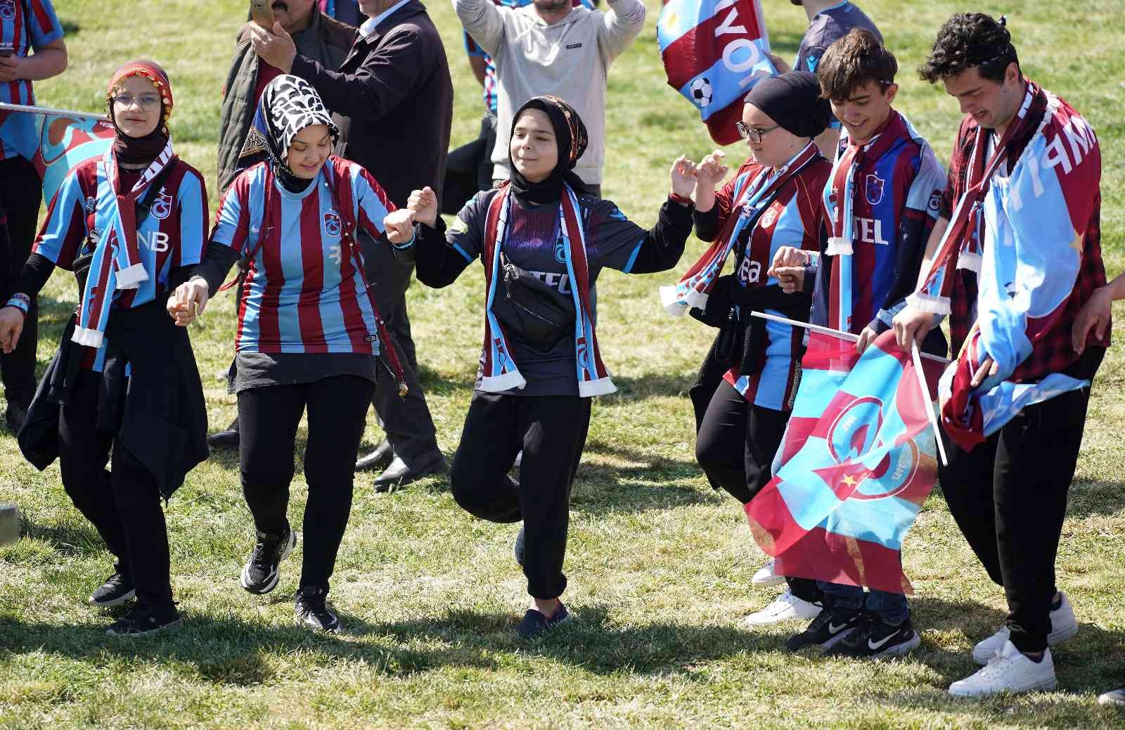 Trabzonspor taraftarları, Yenikapı’da şampiyonluk kutlamalarına başladı. Yoğun güvenlik önlemleri eşliğinde devam eden eğlence tüm coşkusuyla ...