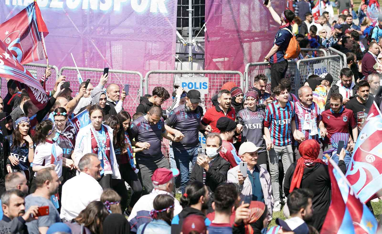 Trabzonspor taraftarları, Yenikapı’da şampiyonluk kutlamalarına başladı. Yoğun güvenlik önlemleri eşliğinde devam eden eğlence tüm coşkusuyla ...