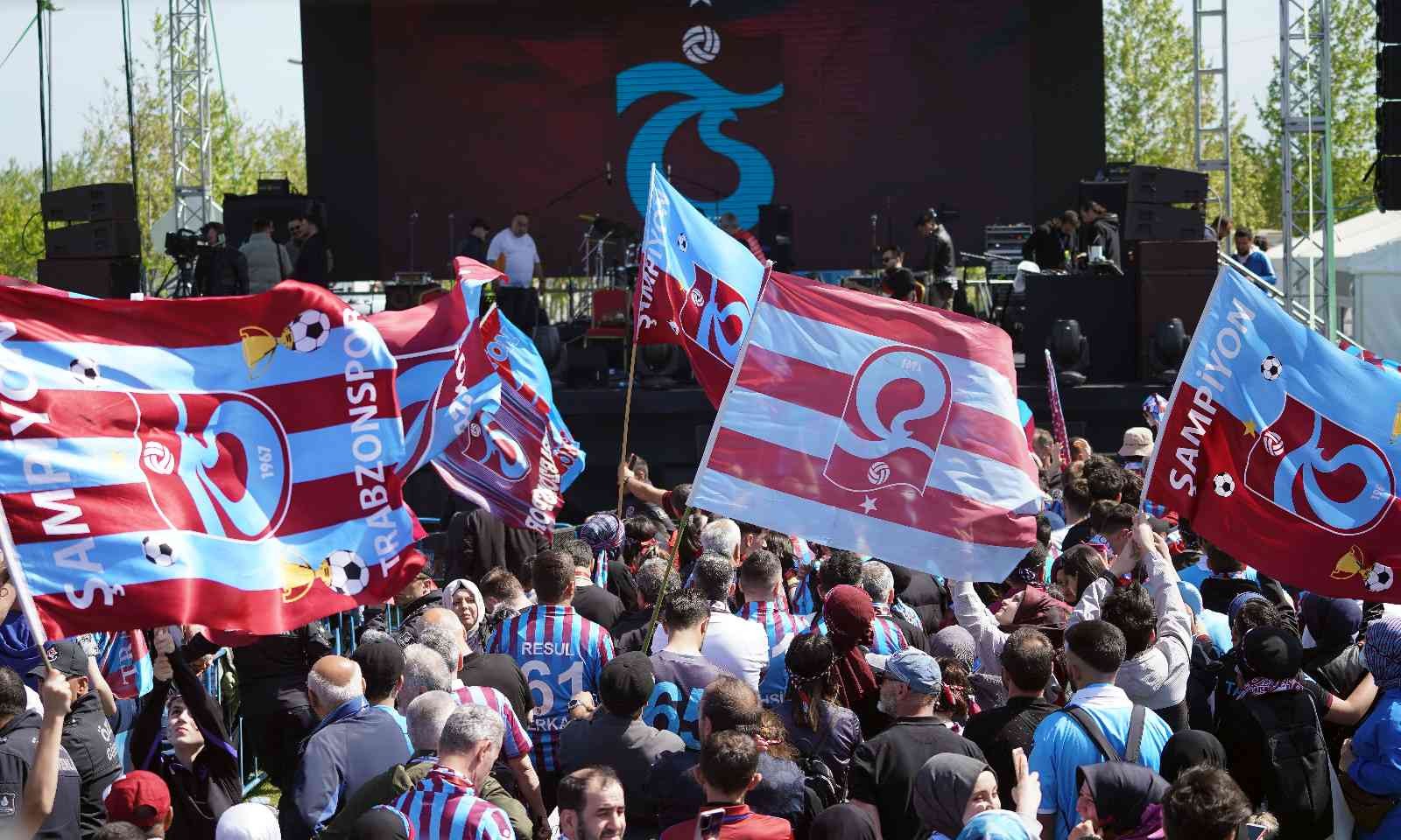 Trabzonspor taraftarları, Yenikapı’da şampiyonluk kutlamalarına başladı. Yoğun güvenlik önlemleri eşliğinde devam eden eğlence tüm coşkusuyla ...