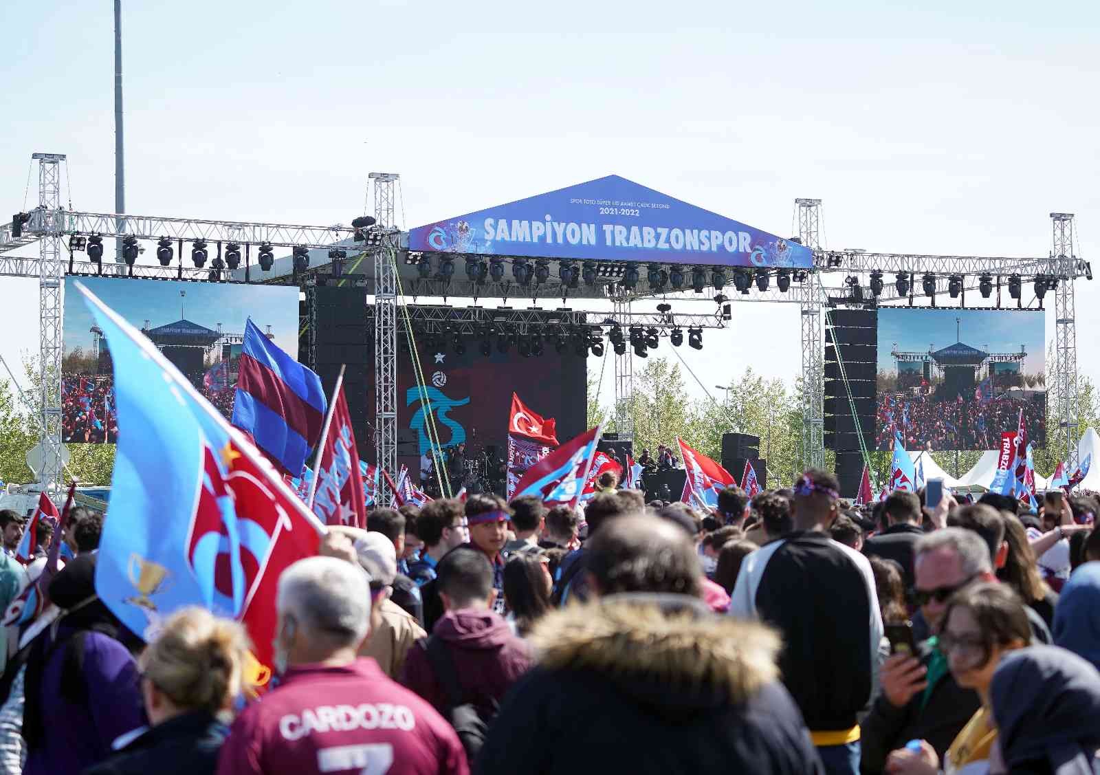 Trabzonspor taraftarları, Yenikapı’da şampiyonluk kutlamalarına başladı. Yoğun güvenlik önlemleri eşliğinde devam eden eğlence tüm coşkusuyla ...