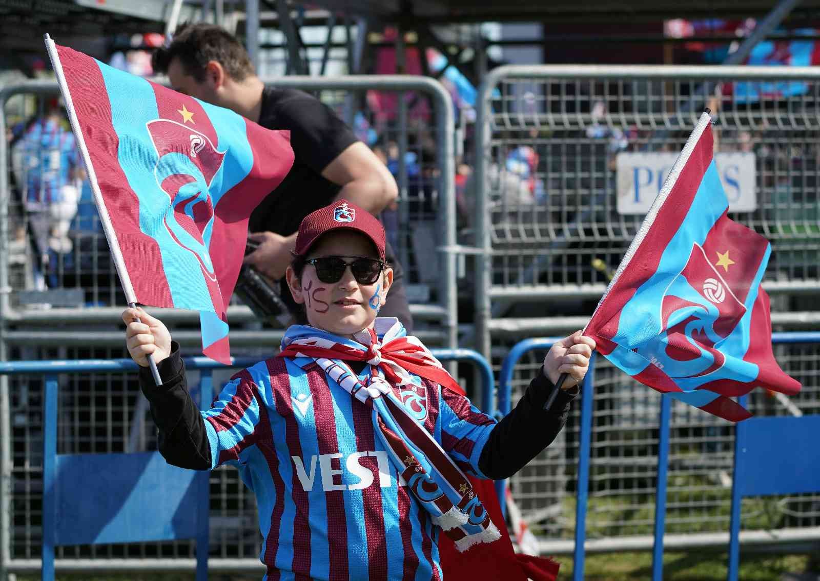 Trabzonspor taraftarları, Yenikapı’da şampiyonluk kutlamalarına başladı. Yoğun güvenlik önlemleri eşliğinde devam eden eğlence tüm coşkusuyla ...