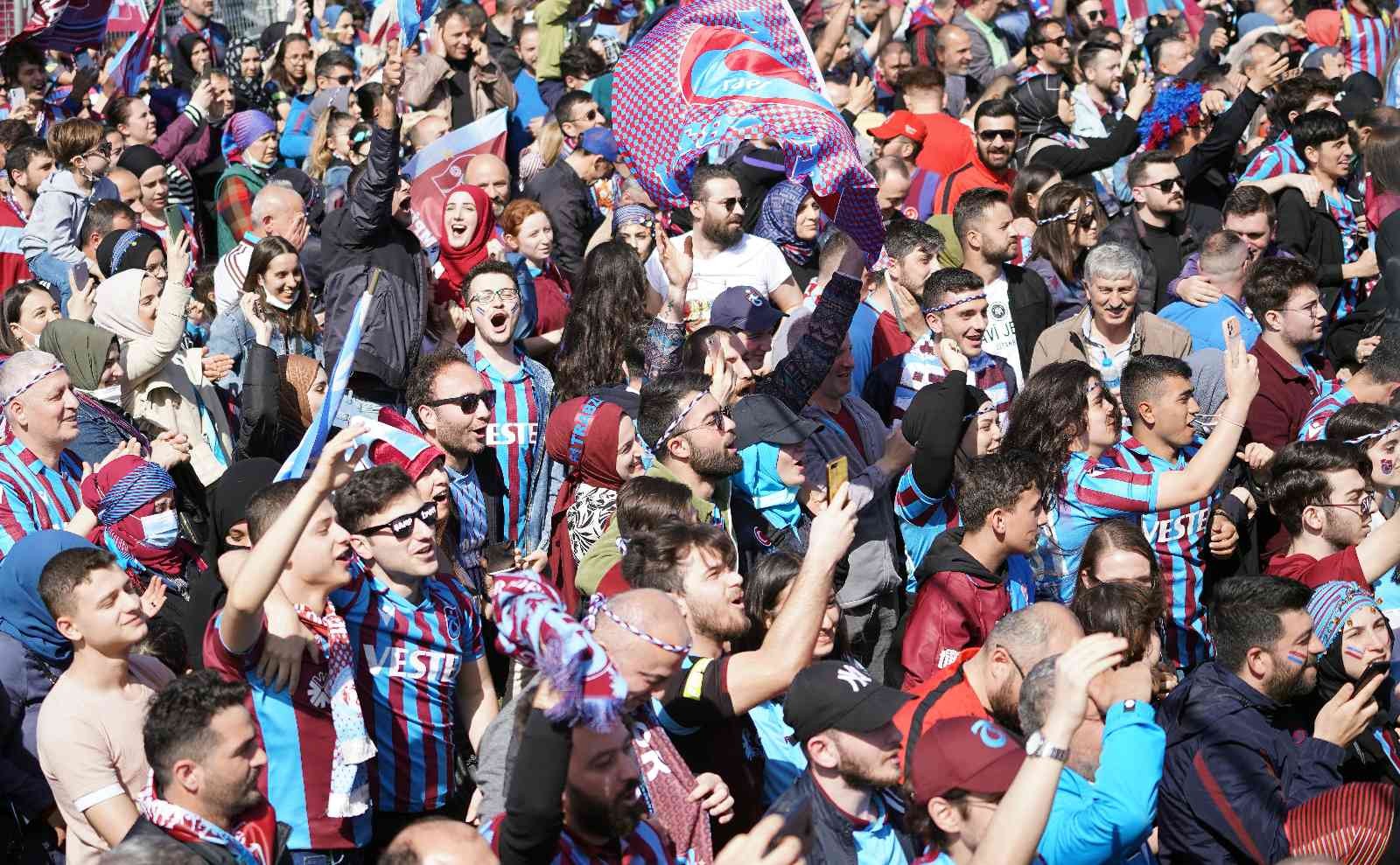 Trabzonspor taraftarları, Yenikapı’da şampiyonluk kutlamalarına başladı. Yoğun güvenlik önlemleri eşliğinde devam eden eğlence tüm coşkusuyla ...