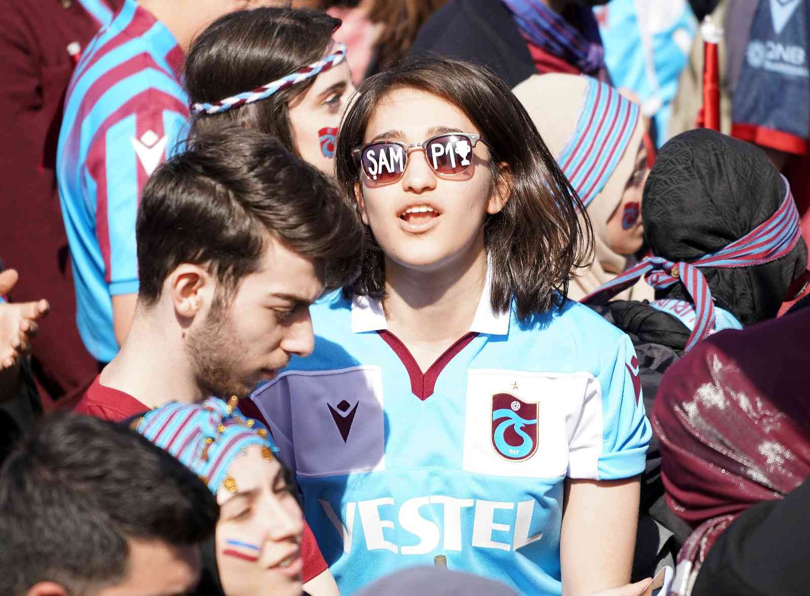 Trabzonspor taraftarları, Yenikapı’da şampiyonluk kutlamalarına başladı. Yoğun güvenlik önlemleri eşliğinde devam eden eğlence tüm coşkusuyla ...