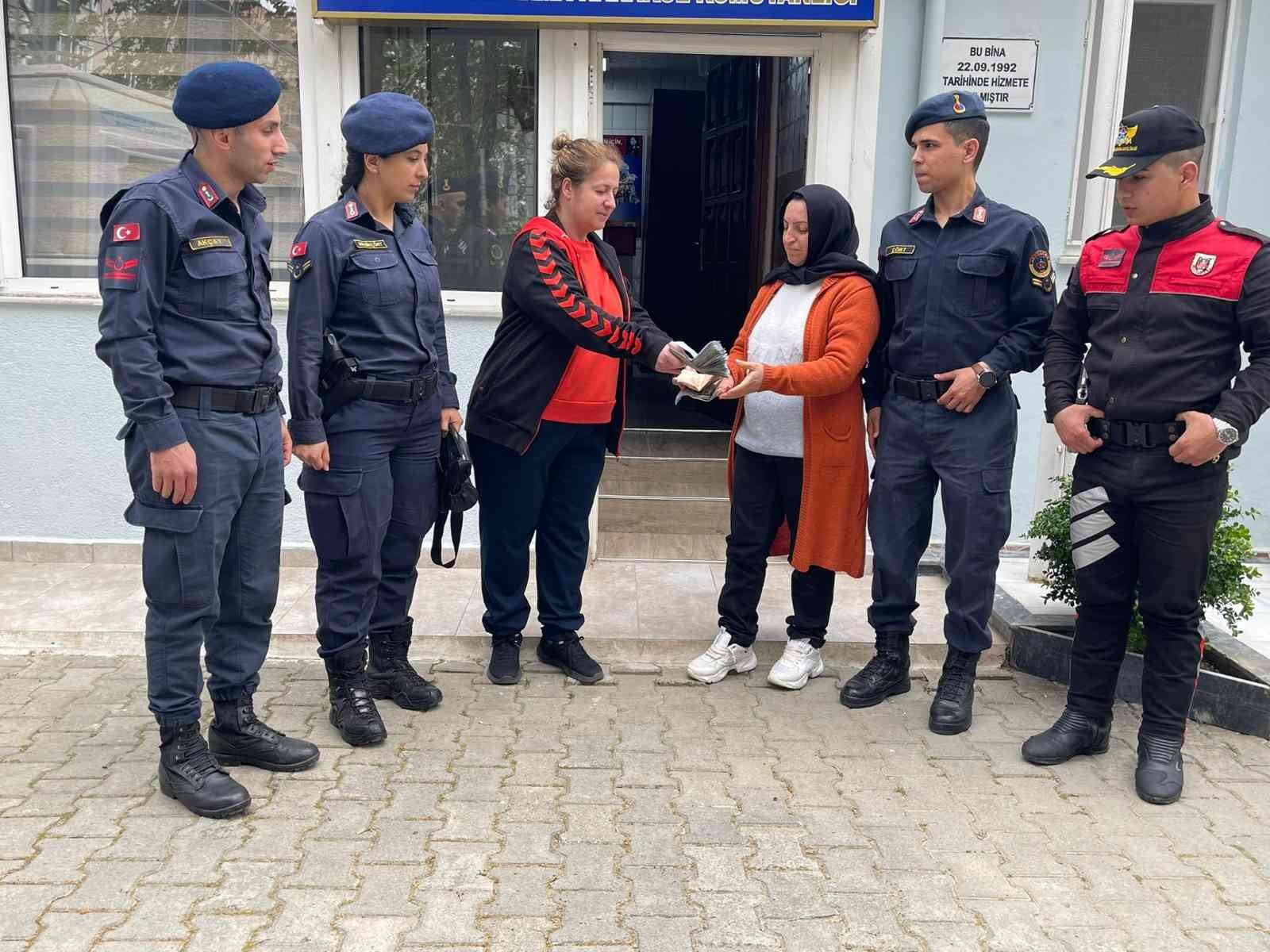 Tekirdağ’ın Süleymanpaşa ilçesinde yerde bulduğu para dolu çantayı jandarma ekiplerinin aracılığı ile sahibine teslim etti. Olay Tekirdağ’ın ...