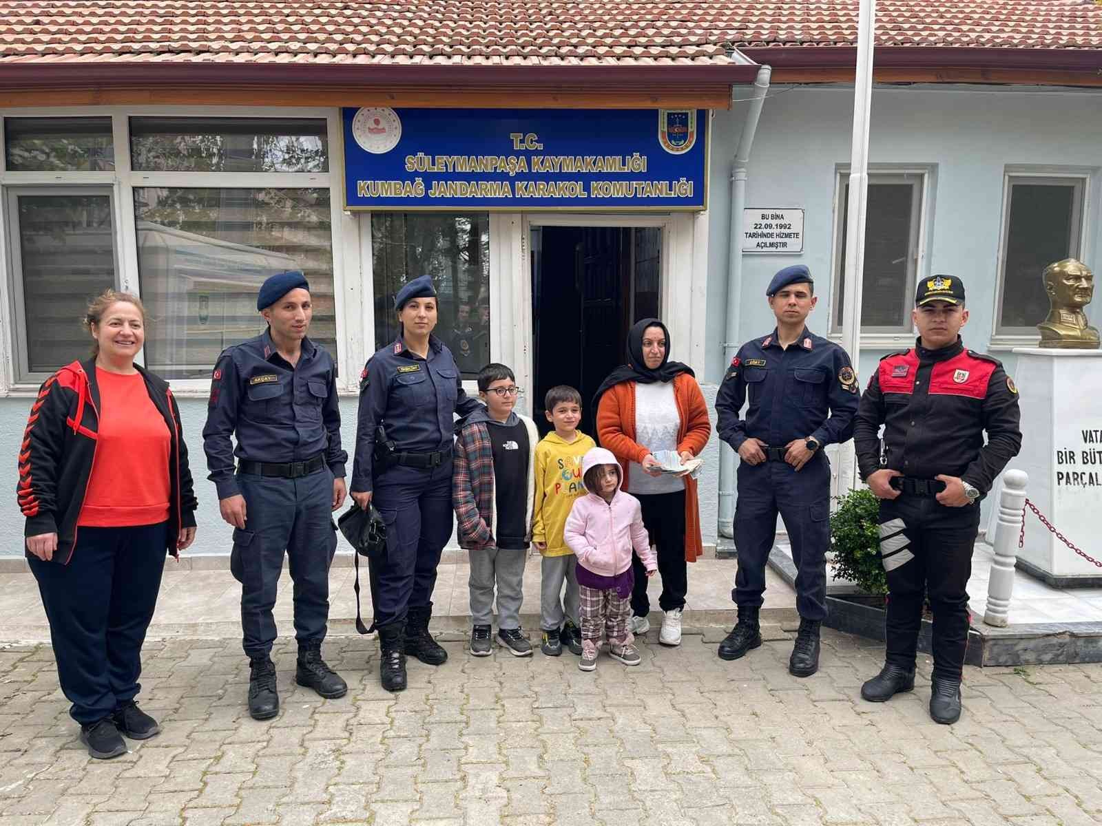 Tekirdağ’ın Süleymanpaşa ilçesinde yerde bulduğu para dolu çantayı jandarma ekiplerinin aracılığı ile sahibine teslim etti. Olay Tekirdağ’ın ...