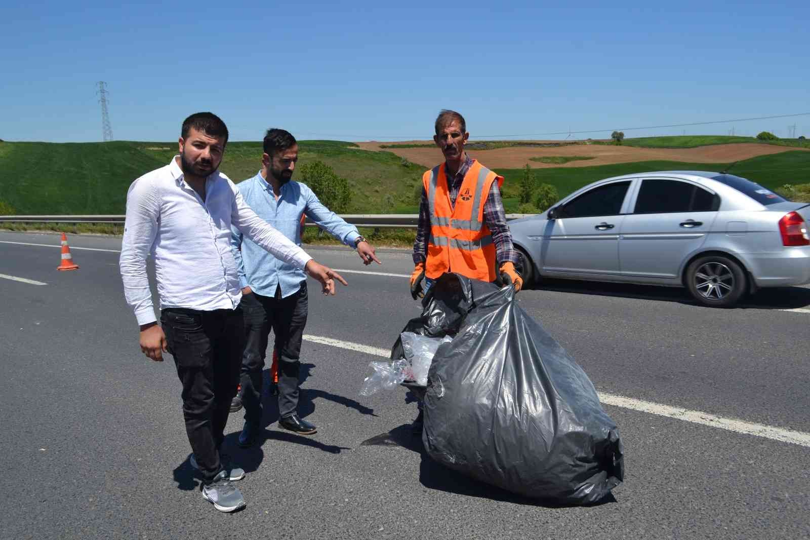 Tekirdağ’ın Çorlu ilçesinde bir araçtan yol ortasına düşen çöp dolu çuval, 4 aracın zincirleme kazaya karışmasına neden oldu. Kazada 1 kişi ...