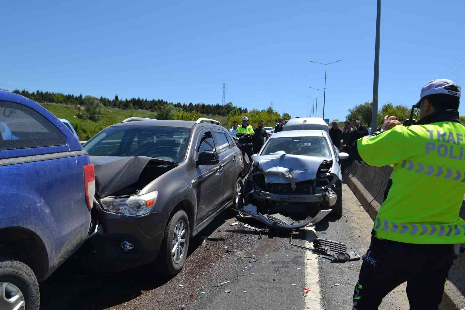 Tekirdağ’ın Çorlu ilçesinde bir araçtan yol ortasına düşen çöp dolu çuval, 4 aracın zincirleme kazaya karışmasına neden oldu. Kazada 1 kişi ...