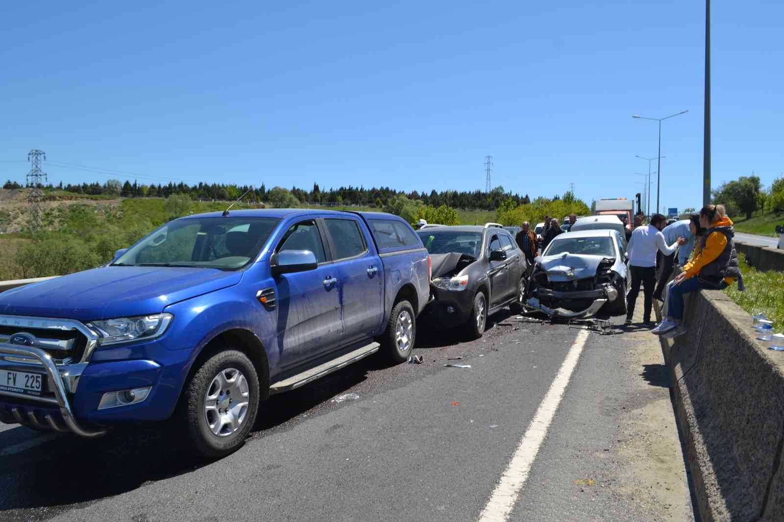 Tekirdağ’ın Çorlu ilçesinde bir araçtan yol ortasına düşen çöp dolu çuval, 4 aracın zincirleme kazaya karışmasına neden oldu. Kazada 1 kişi ...