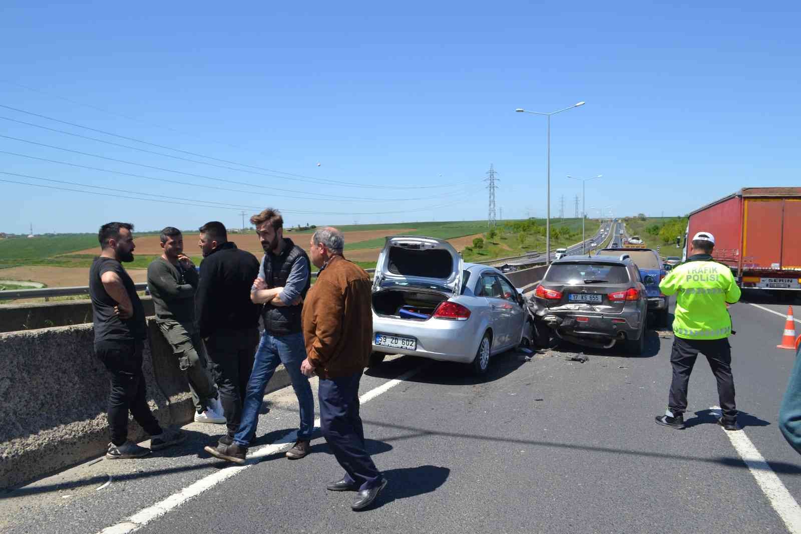 Tekirdağ’ın Çorlu ilçesinde bir araçtan yol ortasına düşen çöp dolu çuval, 4 aracın zincirleme kazaya karışmasına neden oldu. Kazada 1 kişi ...