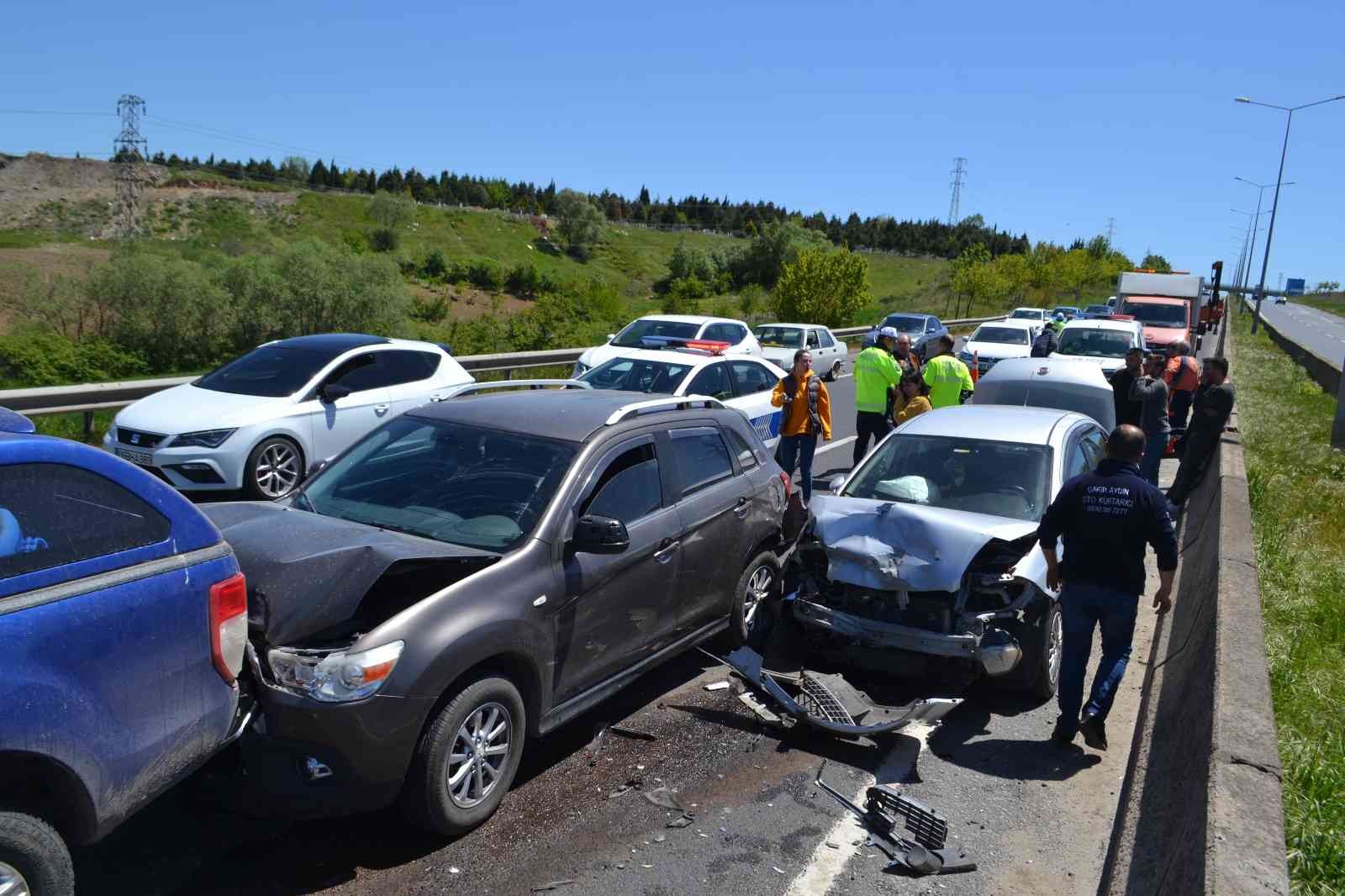 Tekirdağ’ın Çorlu ilçesinde bir araçtan yol ortasına düşen çöp dolu çuval, 4 aracın zincirleme kazaya karışmasına neden oldu. Kazada 1 kişi ...