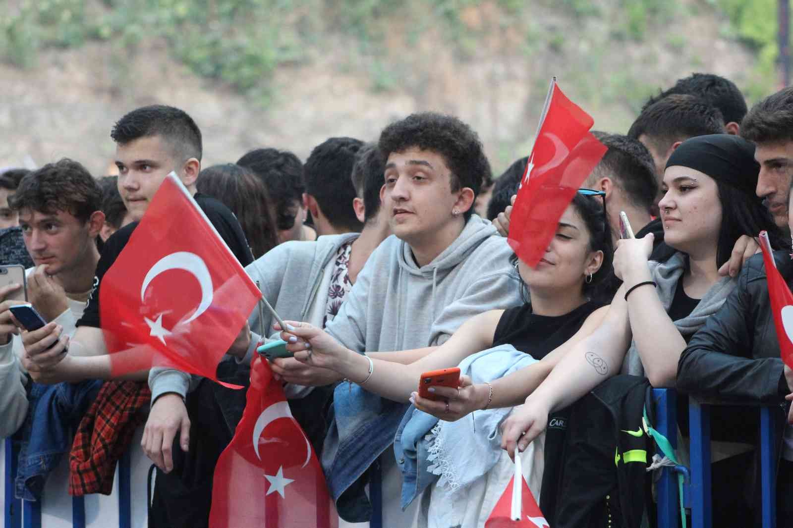 Tekirdağ’da düzenlenen gençlik konserinde ’Z kuşağı’ olarak adlandırılan yüzlerce genç doyasıya eğlendi. Konser dron ile havadan görüntülendi ...