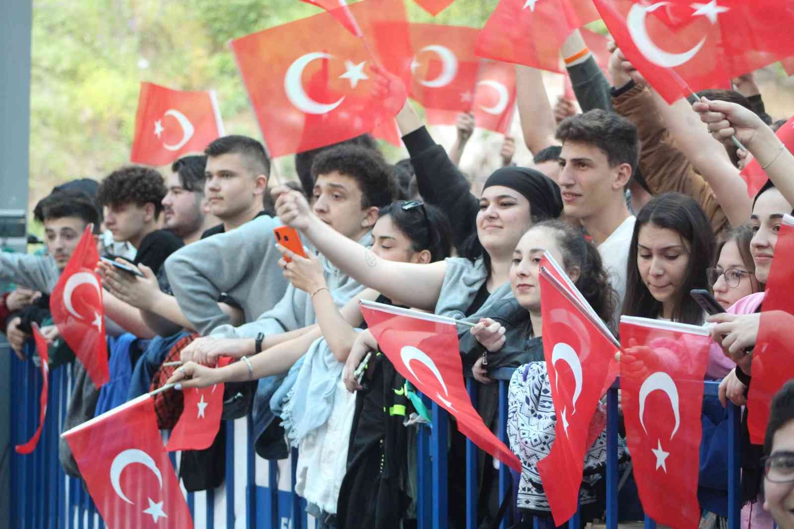 Tekirdağ’da düzenlenen gençlik konserinde ’Z kuşağı’ olarak adlandırılan yüzlerce genç doyasıya eğlendi. Konser dron ile havadan görüntülendi ...