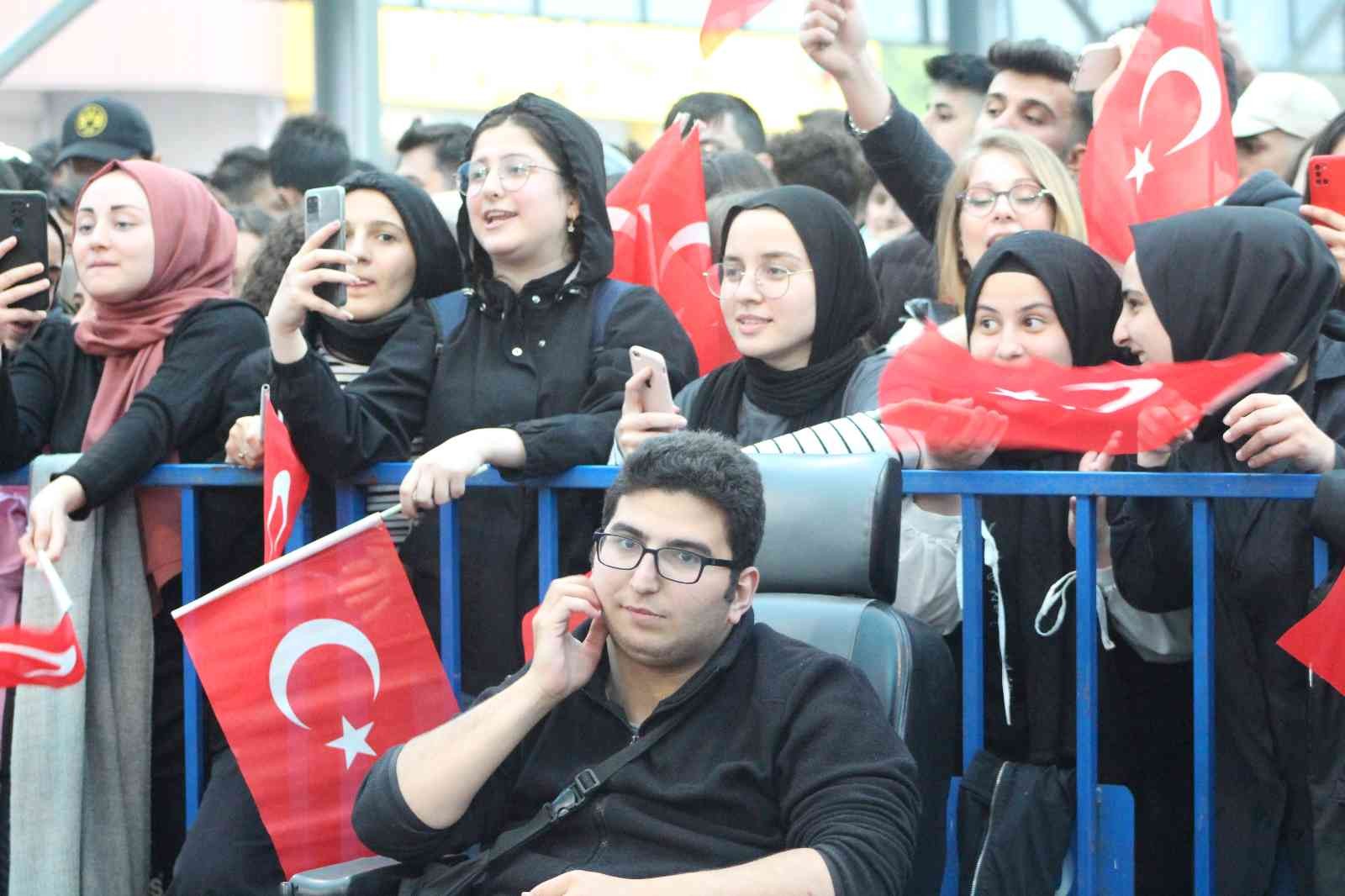 Tekirdağ’da düzenlenen gençlik konserinde ’Z kuşağı’ olarak adlandırılan yüzlerce genç doyasıya eğlendi. Konser dron ile havadan görüntülendi ...