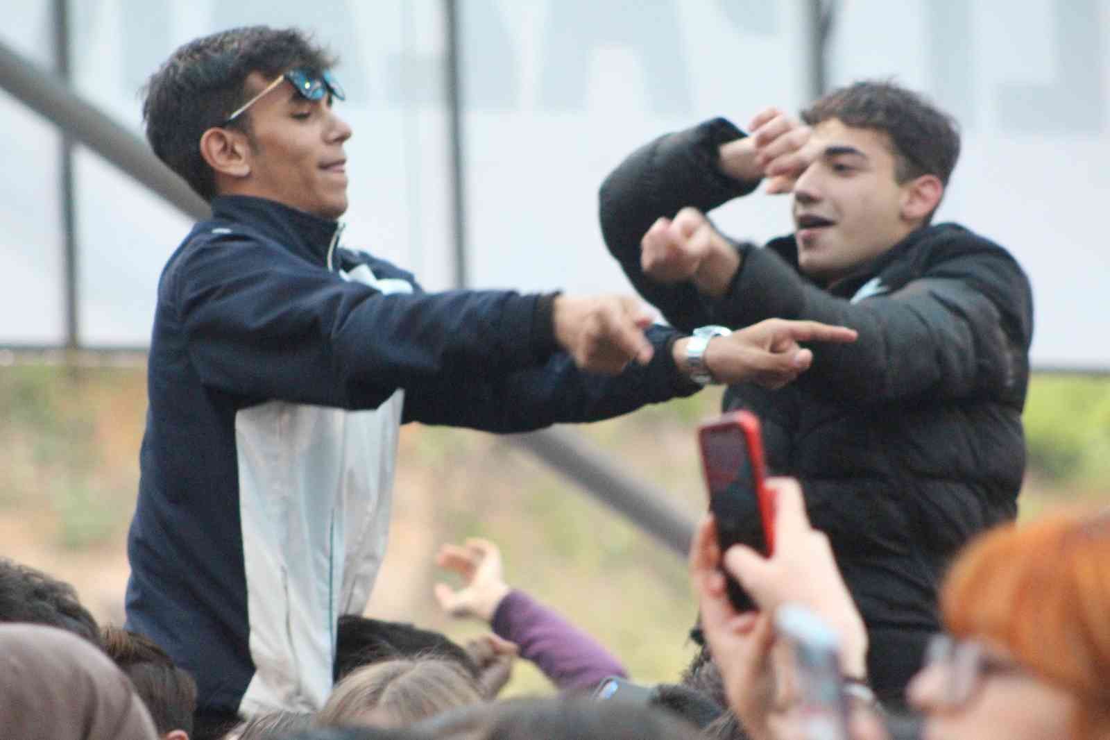 Tekirdağ’da düzenlenen gençlik konserinde ’Z kuşağı’ olarak adlandırılan yüzlerce genç doyasıya eğlendi. Konser dron ile havadan görüntülendi ...