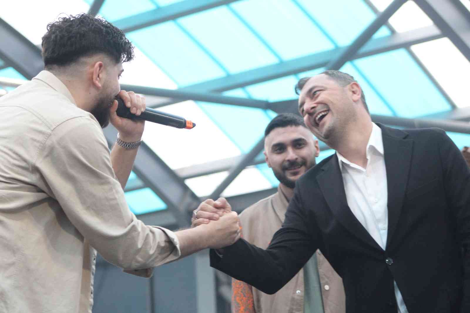 Tekirdağ’da düzenlenen gençlik konserinde ’Z kuşağı’ olarak adlandırılan yüzlerce genç doyasıya eğlendi. Konser dron ile havadan görüntülendi ...