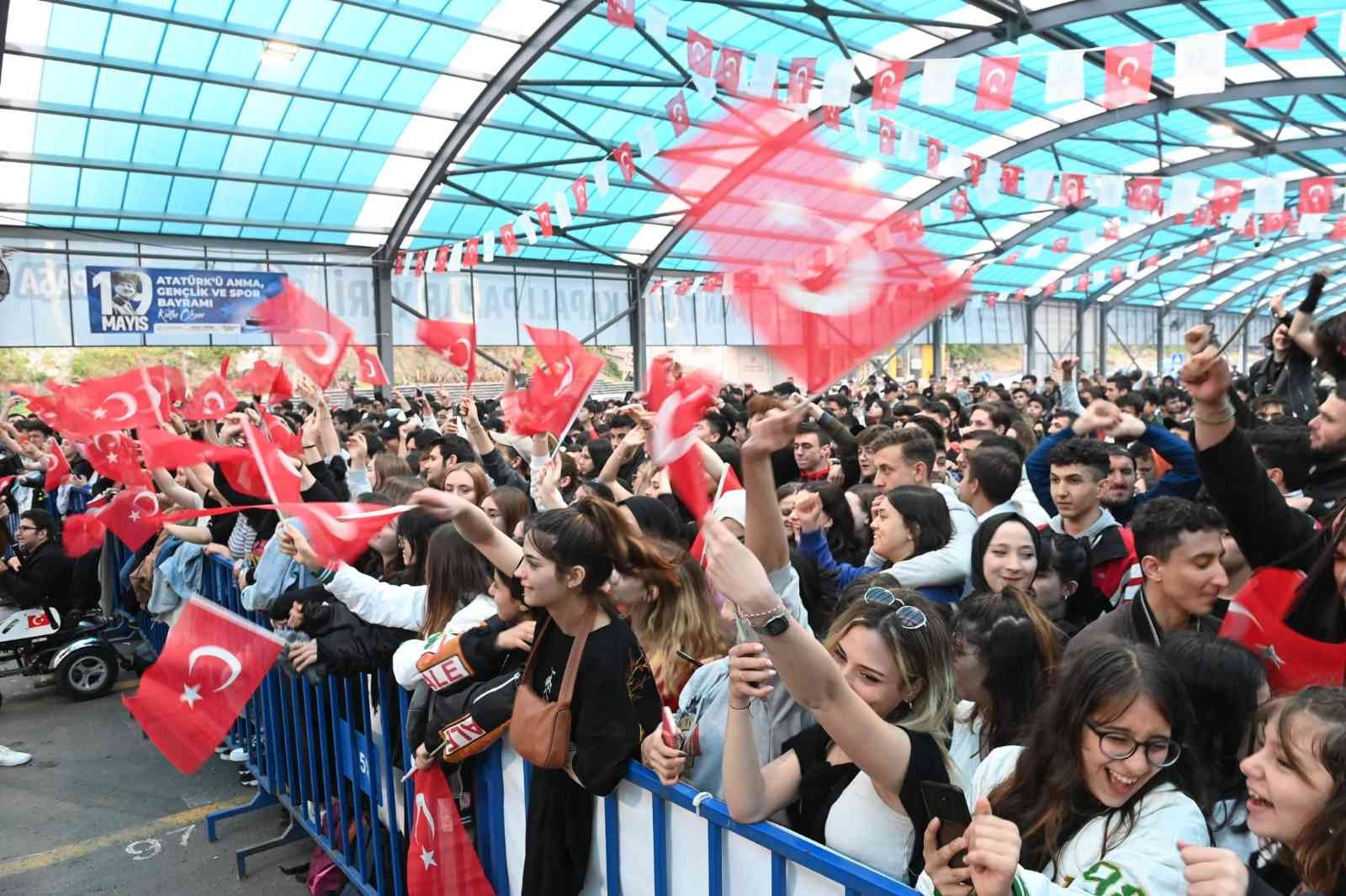 Tekirdağ’da düzenlenen gençlik konserinde ’Z kuşağı’ olarak adlandırılan yüzlerce genç doyasıya eğlendi. Konser dron ile havadan görüntülendi ...