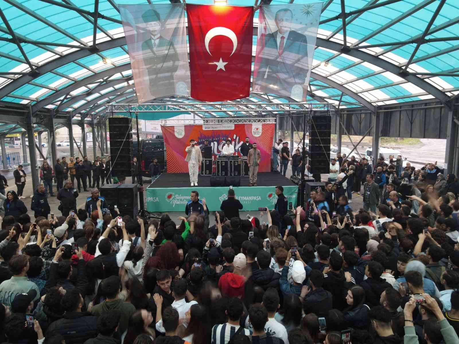 Tekirdağ’da düzenlenen gençlik konserinde ’Z kuşağı’ olarak adlandırılan yüzlerce genç doyasıya eğlendi. Konser dron ile havadan görüntülendi ...