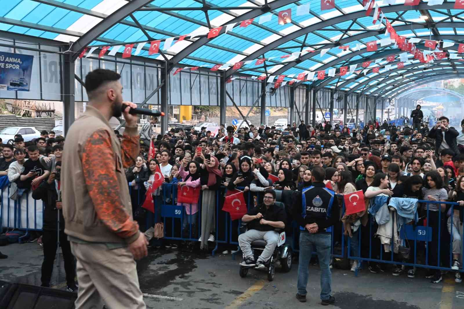 Tekirdağ’da düzenlenen gençlik konserinde ’Z kuşağı’ olarak adlandırılan yüzlerce genç doyasıya eğlendi. Konser dron ile havadan görüntülendi ...