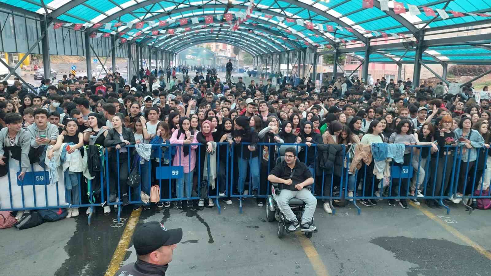 Tekirdağ’da düzenlenen gençlik konserinde ’Z kuşağı’ olarak adlandırılan yüzlerce genç doyasıya eğlendi. Konser dron ile havadan görüntülendi ...