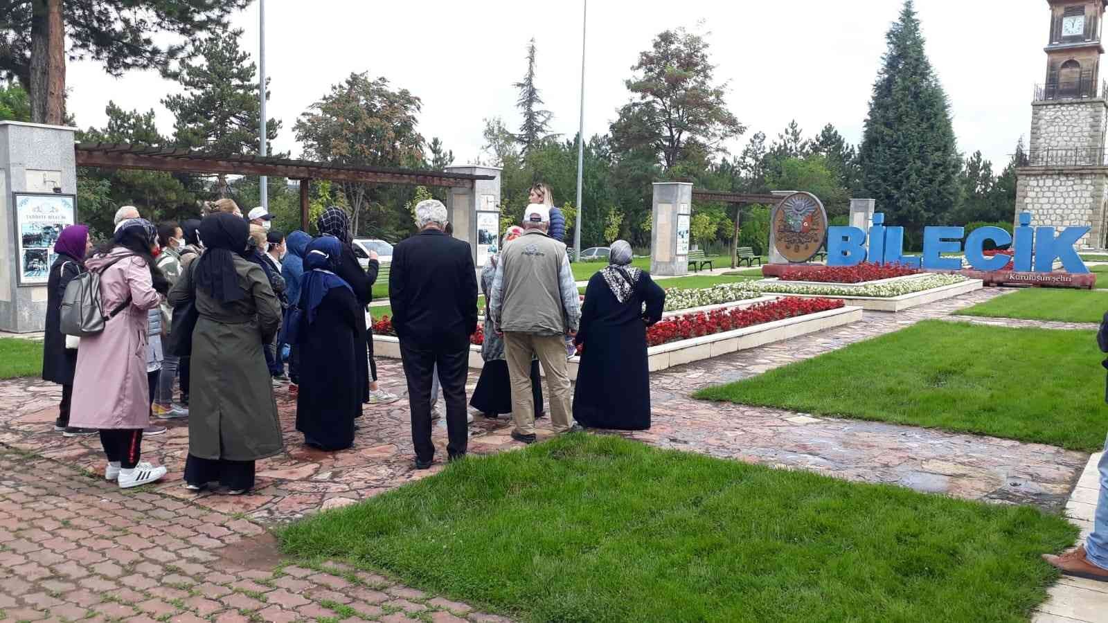 Zeytinburnu Belediyesi, Bilecik Söğüt’e düzenlediği kültür gezileri ile 31 bin 284 ilçe sakinine rehber eşliğinde ata topraklarını ziyaret etme ...