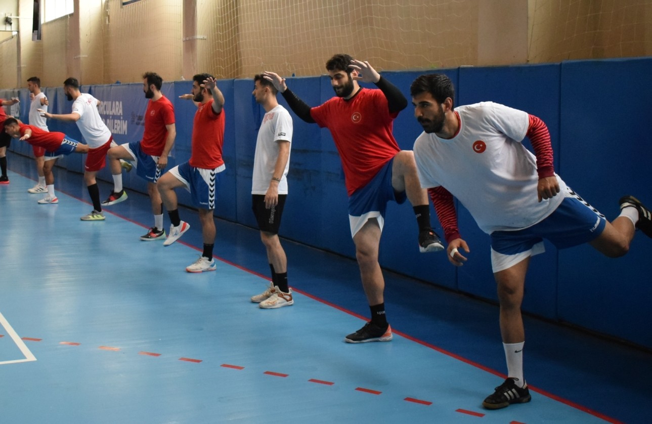 Türkiye A Milli Erkek Hentbol Takımı, 19. Akdeniz Oyunları’na Nilüfer Belediyespor tesislerinde hazırlanıyor. Hazırlık kampını izlemek için Bursa ...