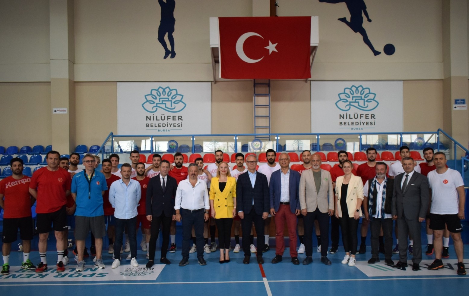 Türkiye A Milli Erkek Hentbol Takımı, 19. Akdeniz Oyunları’na Nilüfer Belediyespor tesislerinde hazırlanıyor. Hazırlık kampını izlemek için Bursa ...