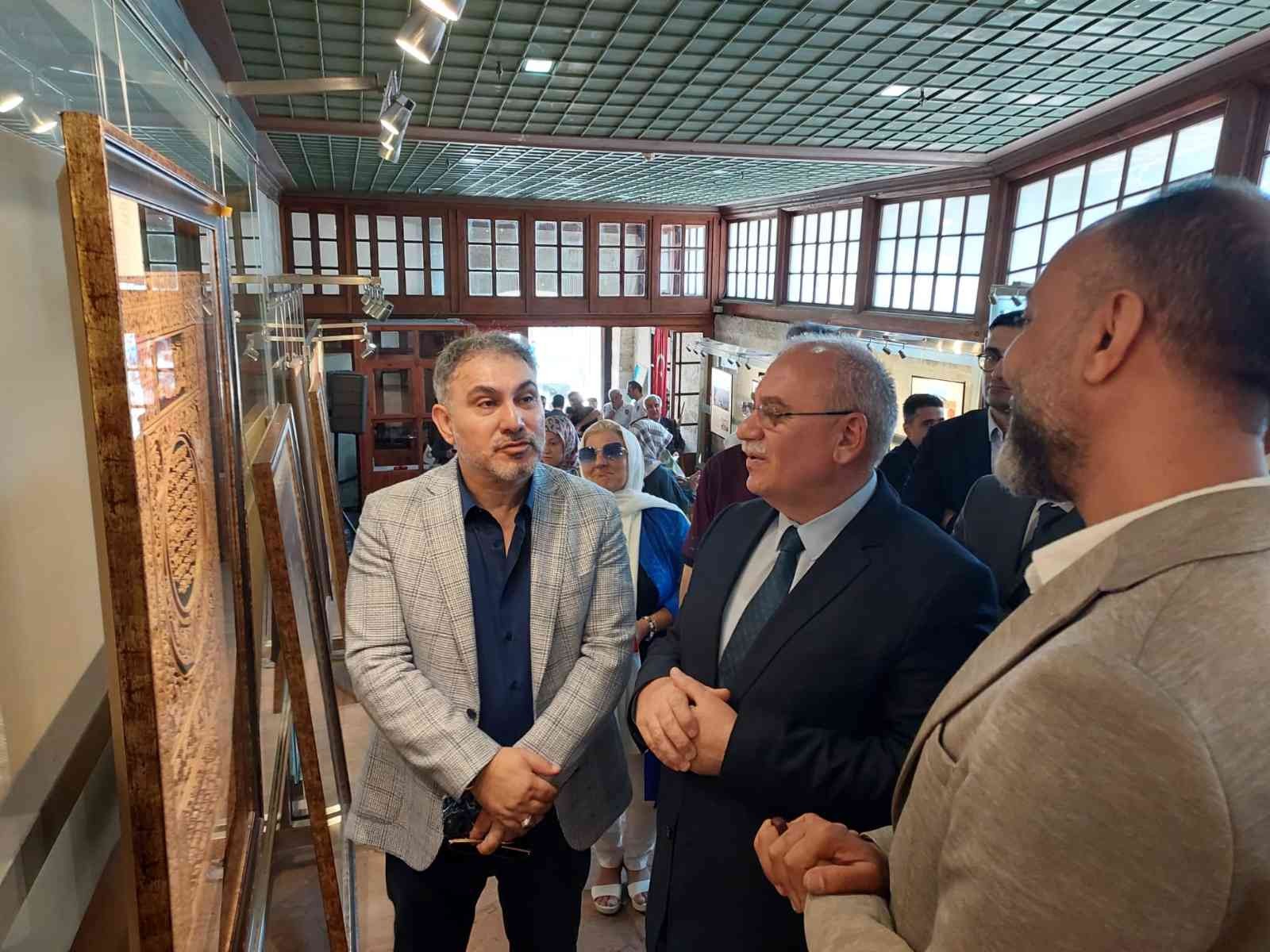 Türk ahşap süsleme sanatı eserlerinden oluşan ’Ahşap Dile Gelirse’ adlı sergi, Eminönü Yeni Cami Hünkar Kasrı’nda ziyarete açıldı. İstanbul ...