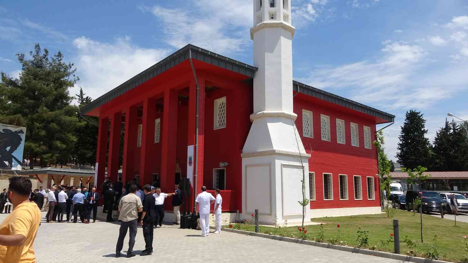 İçişleri Bakanı Süleyman Soylu, Çanakkale Jandarma Eğitim Merkez Komutanlığı içerisinde bulunan Emine Hatun Camii’nin açılışına katıldı. İçişleri ...