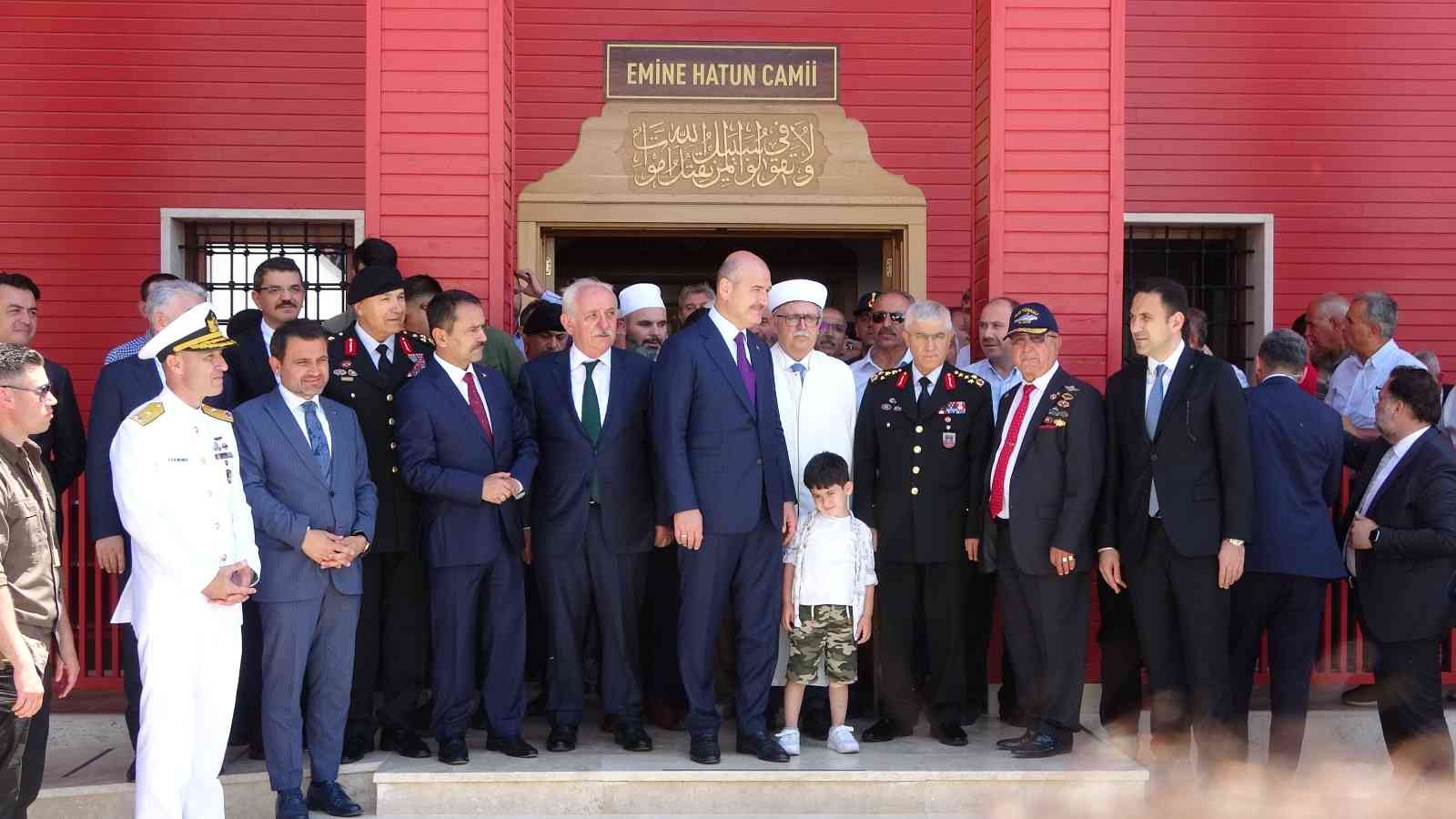 İçişleri Bakanı Süleyman Soylu, Çanakkale Jandarma Eğitim Merkez Komutanlığı içerisinde bulunan Emine Hatun Camii’nin açılışına katıldı. İçişleri ...