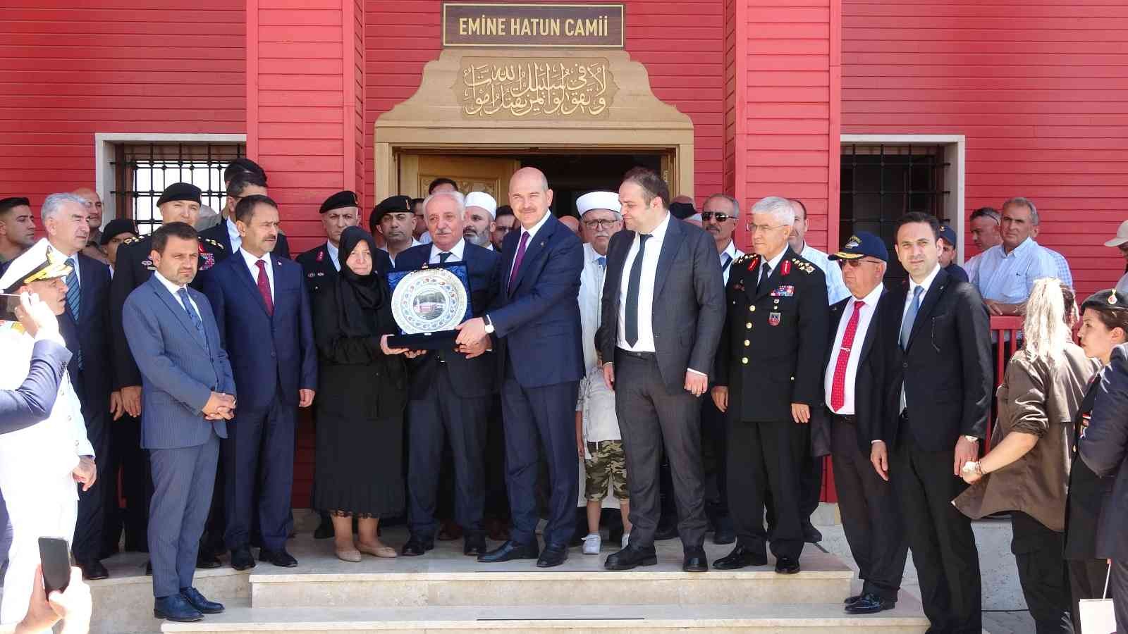 İçişleri Bakanı Süleyman Soylu, Çanakkale Jandarma Eğitim Merkez Komutanlığı içerisinde bulunan Emine Hatun Camii’nin açılışına katıldı. İçişleri ...