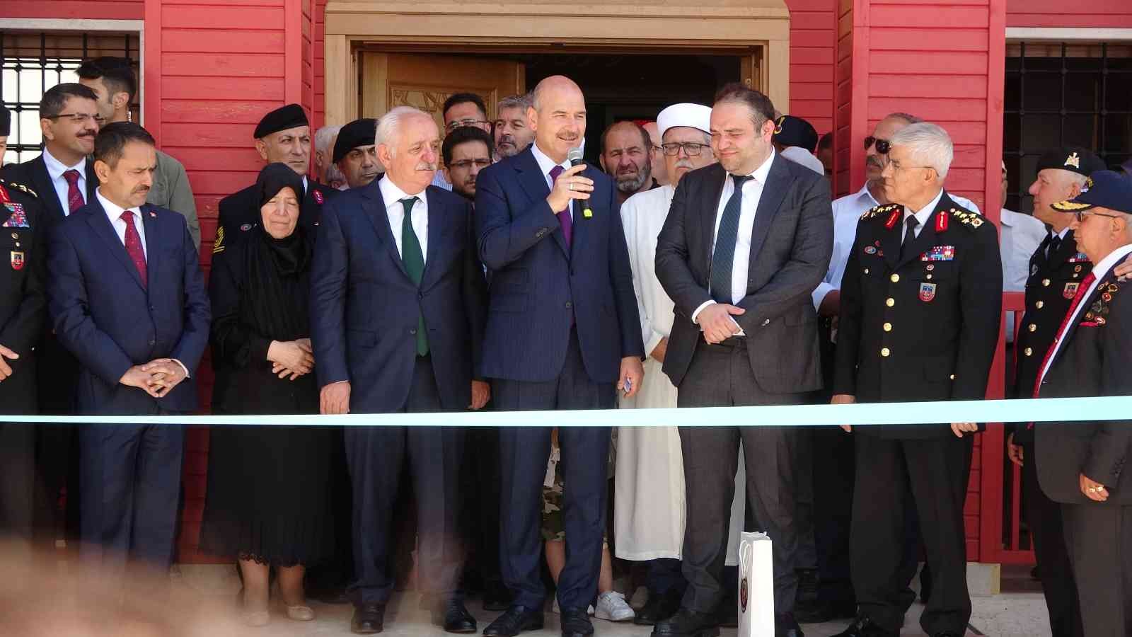 İçişleri Bakanı Süleyman Soylu, Çanakkale Jandarma Eğitim Merkez Komutanlığı içerisinde bulunan Emine Hatun Camii’nin açılışına katıldı. İçişleri ...