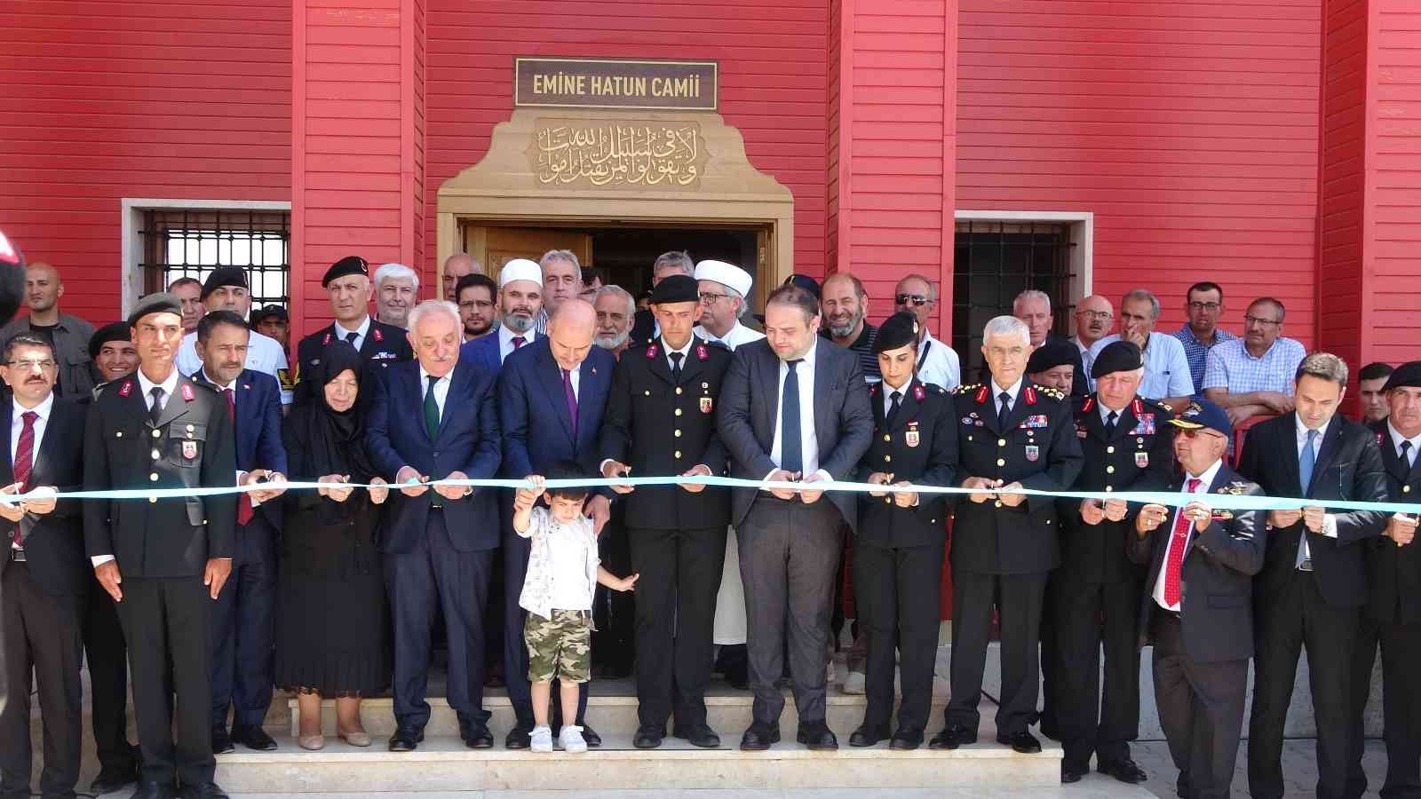 İçişleri Bakanı Süleyman Soylu, Çanakkale Jandarma Eğitim Merkez Komutanlığı içerisinde bulunan Emine Hatun Camii’nin açılışına katıldı. İçişleri ...