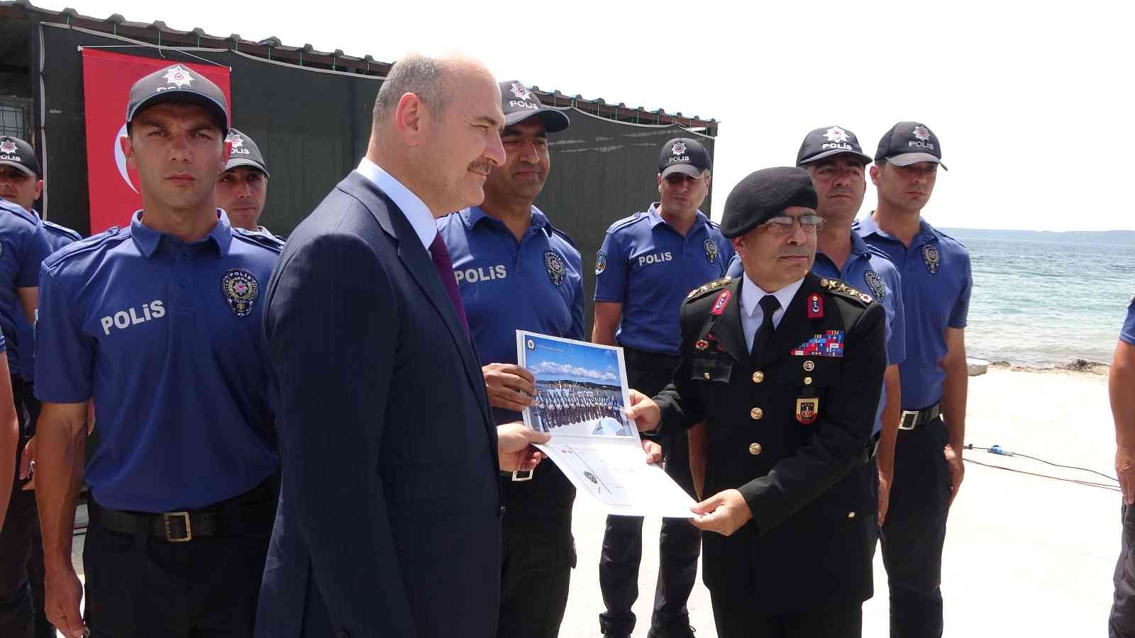 İçişleri Bakanı Süleyman Soylu, Çanakkale Jandarma Eğitim Merkez Komutanlığı içerisinde bulunan Emine Hatun Camii’nin açılışına katıldı. İçişleri ...