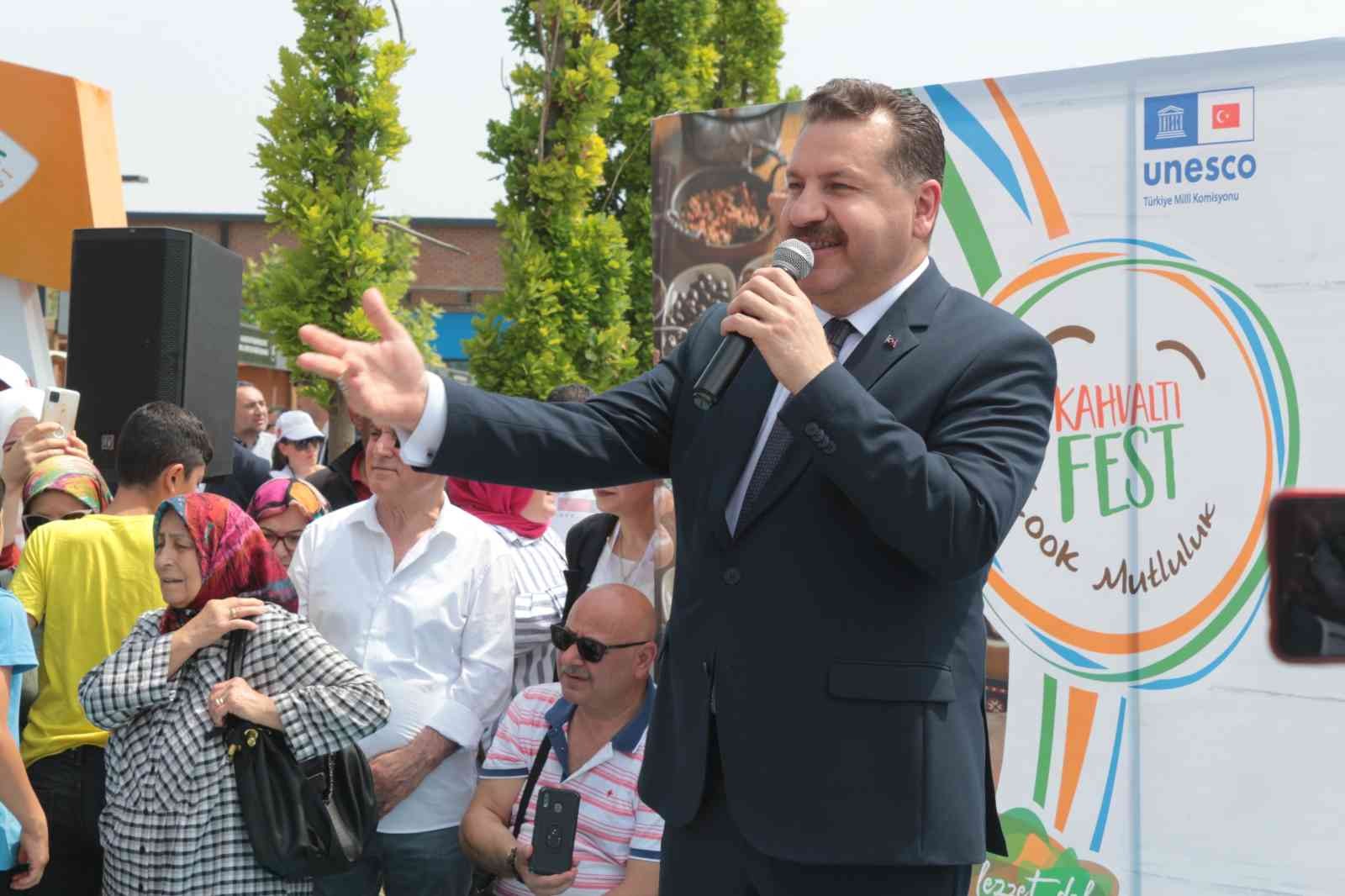 Balıkesir’de bugün başlayan Uluslararası Kahvaltı Festivali, birbirinden lezzetli tatlarıyla ziyaretçilerini bekliyor. İlker Ayrık’ın sunumunu ...