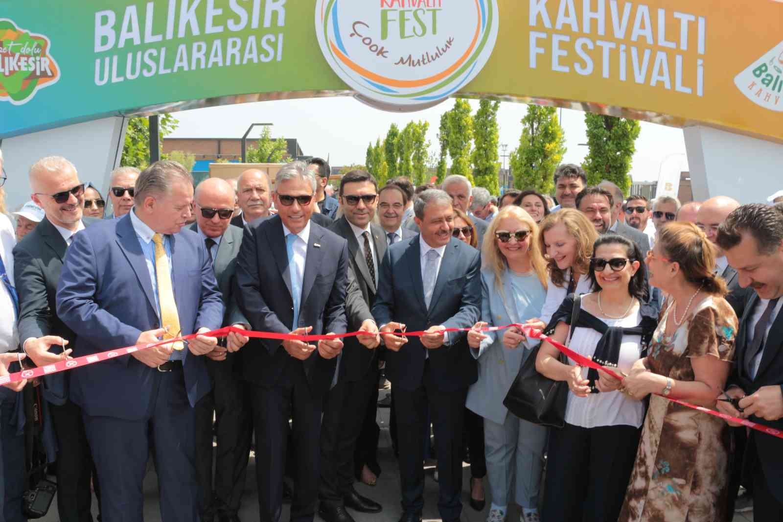 Balıkesir’de bugün başlayan Uluslararası Kahvaltı Festivali, birbirinden lezzetli tatlarıyla ziyaretçilerini bekliyor. İlker Ayrık’ın sunumunu ...