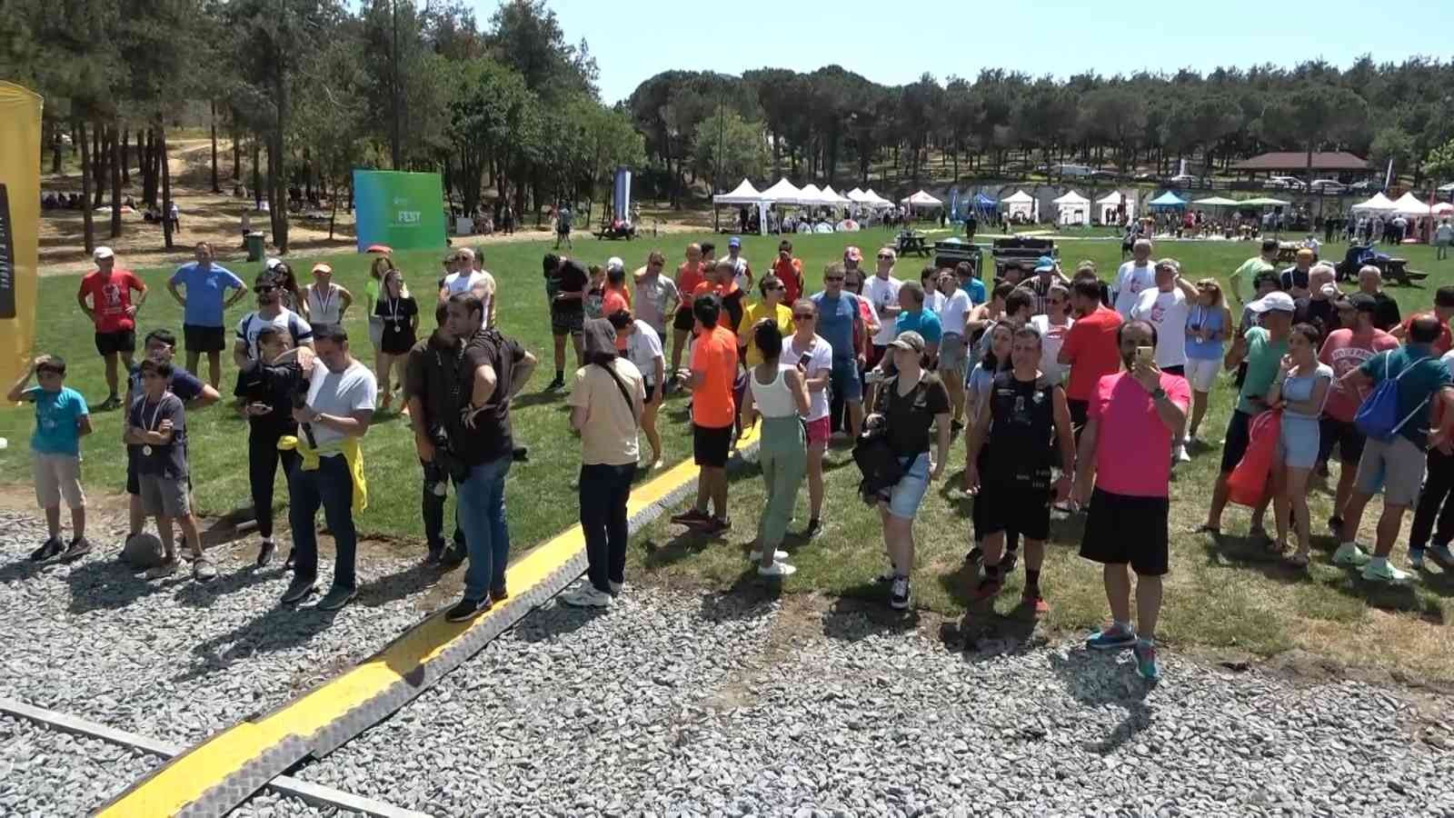 Birbirinden farklı spor aktivitelerinin gerçekleştirildiği Beykoz Feel FEST’te yapılan koşu yarışında dereceye giren yarışçılara ödüllerini ...