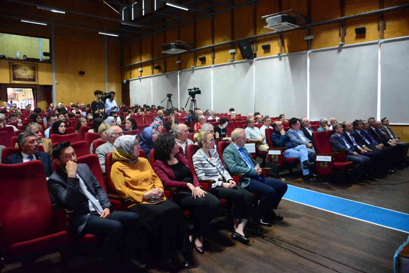 Kocaeli’nin Gölcük ilçesinde dördüncüsü düzenlenen edebiyat sempozyumları başladı. Sempozyum, bu yıl Diriliş Dergisi ve Sezai Karakoç’a ithaf ...