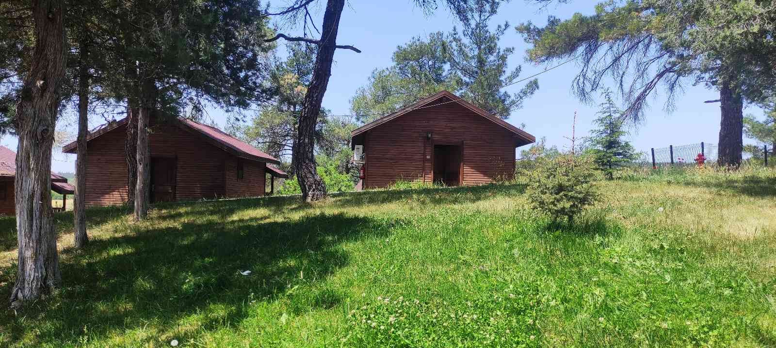 Bu yıl yüksek fiyattan dolayı Ege ve Akdeniz kıyılarına gidemeyenler doğa tatillerini tercih ediyor. Harmancık ilçesinde bulunan Bungalov evler ...