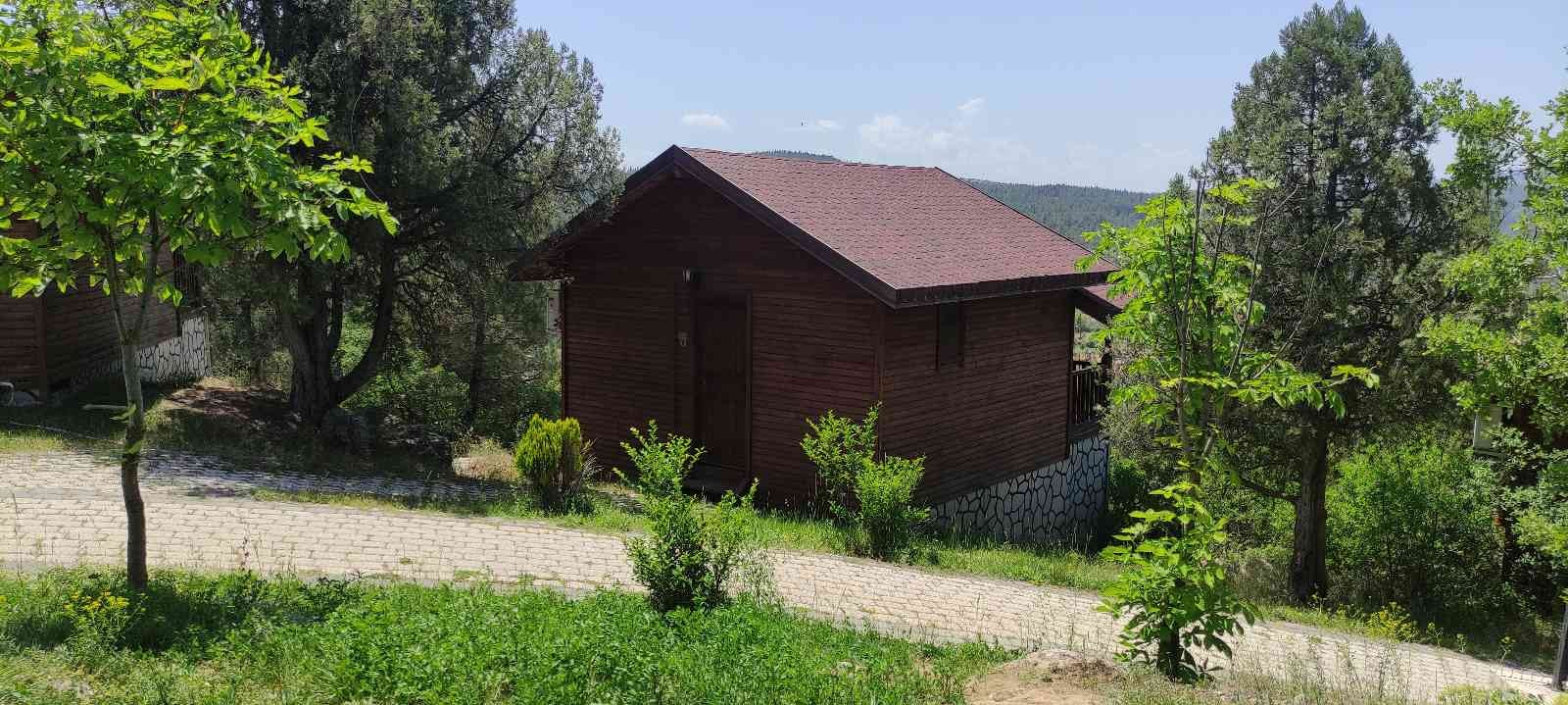 Bu yıl yüksek fiyattan dolayı Ege ve Akdeniz kıyılarına gidemeyenler doğa tatillerini tercih ediyor. Harmancık ilçesinde bulunan Bungalov evler ...