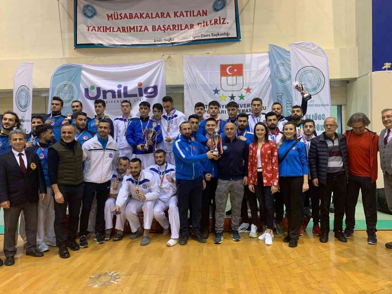 Bursa Uludağ Üniversitesi (BUÜ), bünyesinde oluşturduğu takımlar ile çeşitli spor branşlarında mücadele ediyor. Hentboldan futbola, kick bokstan ...