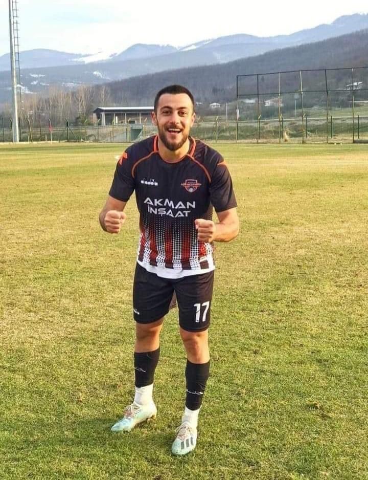 Bursa Yenişehir Belediyespor’da forma giyen 27 yaşındak futbolcu evinde kalp krizi geçirerek vefat etti. Futbol camiası yasa boğuldu. Bölgesel ...